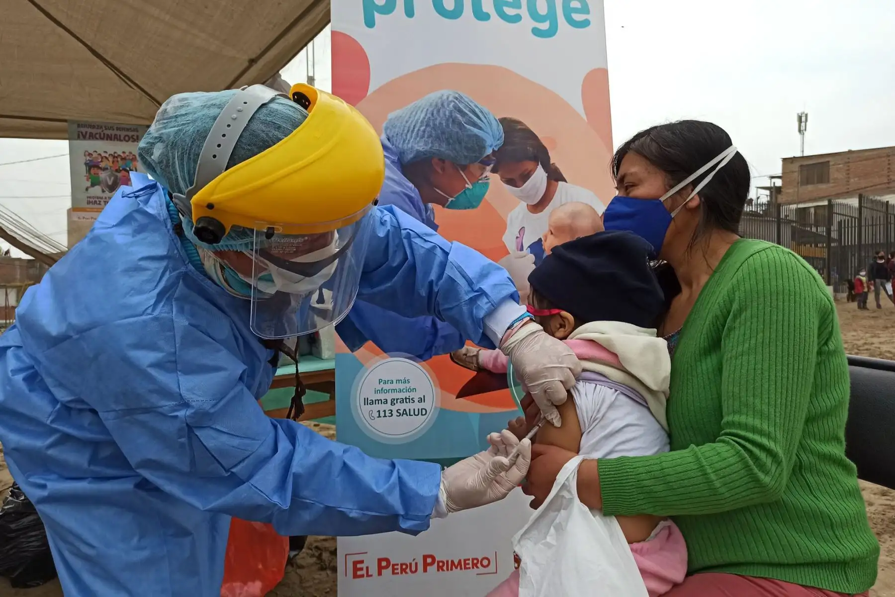 Equipos de Respuesta Rápida del Minsa brindaron atención integral de salud a familias de Villa El Salvador y Surco. Niños y adultos recibieron vacunación, tamizaje de anemia, descarte de covid -19, además de consejería en planificación familiar y salud mental. 
Foto: Minsa
