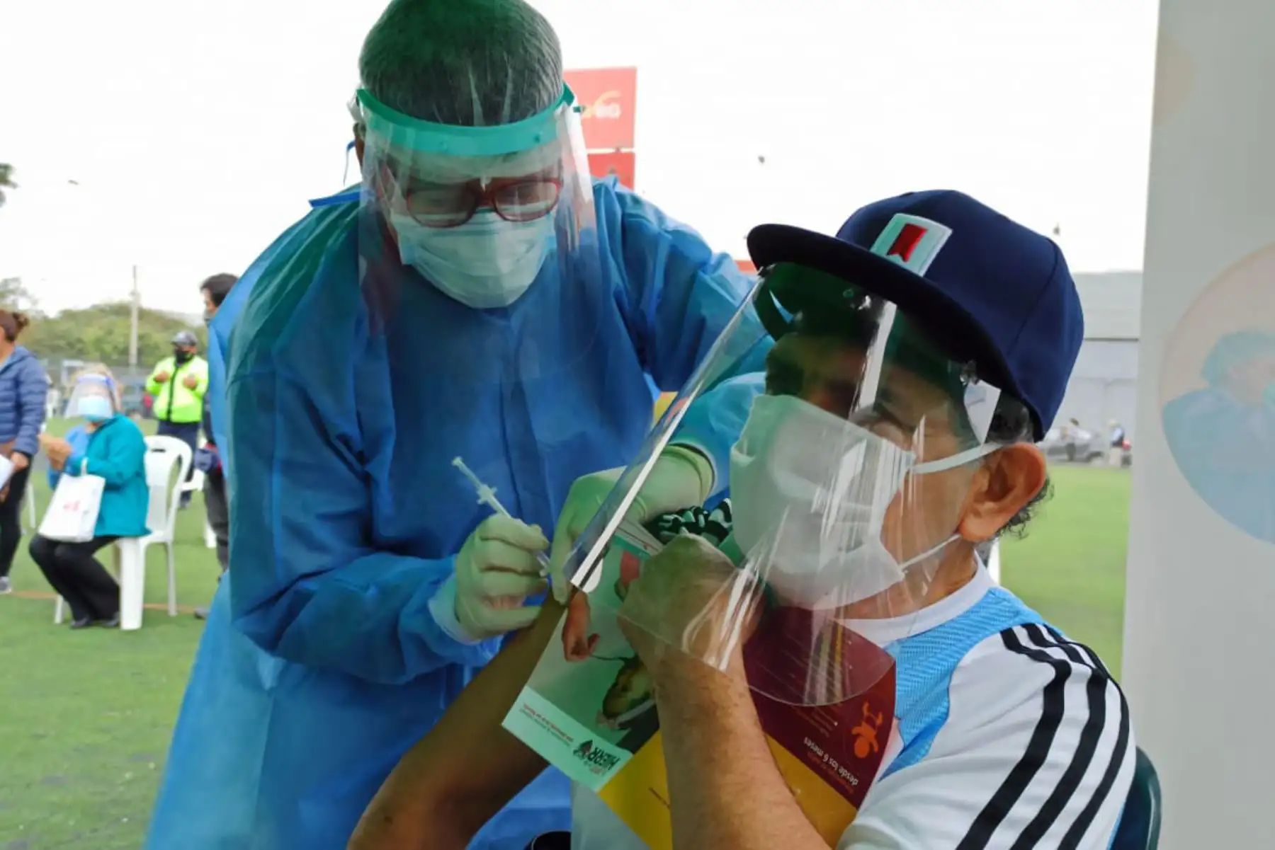 Equipos de Respuesta Rápida del Minsa brindaron atención integral de salud a familias de Villa El Salvador y Surco. Niños y adultos recibieron vacunación, tamizaje de anemia, descarte de covid -19, además de consejería en planificación familiar y salud mental. 
Foto: Minsa