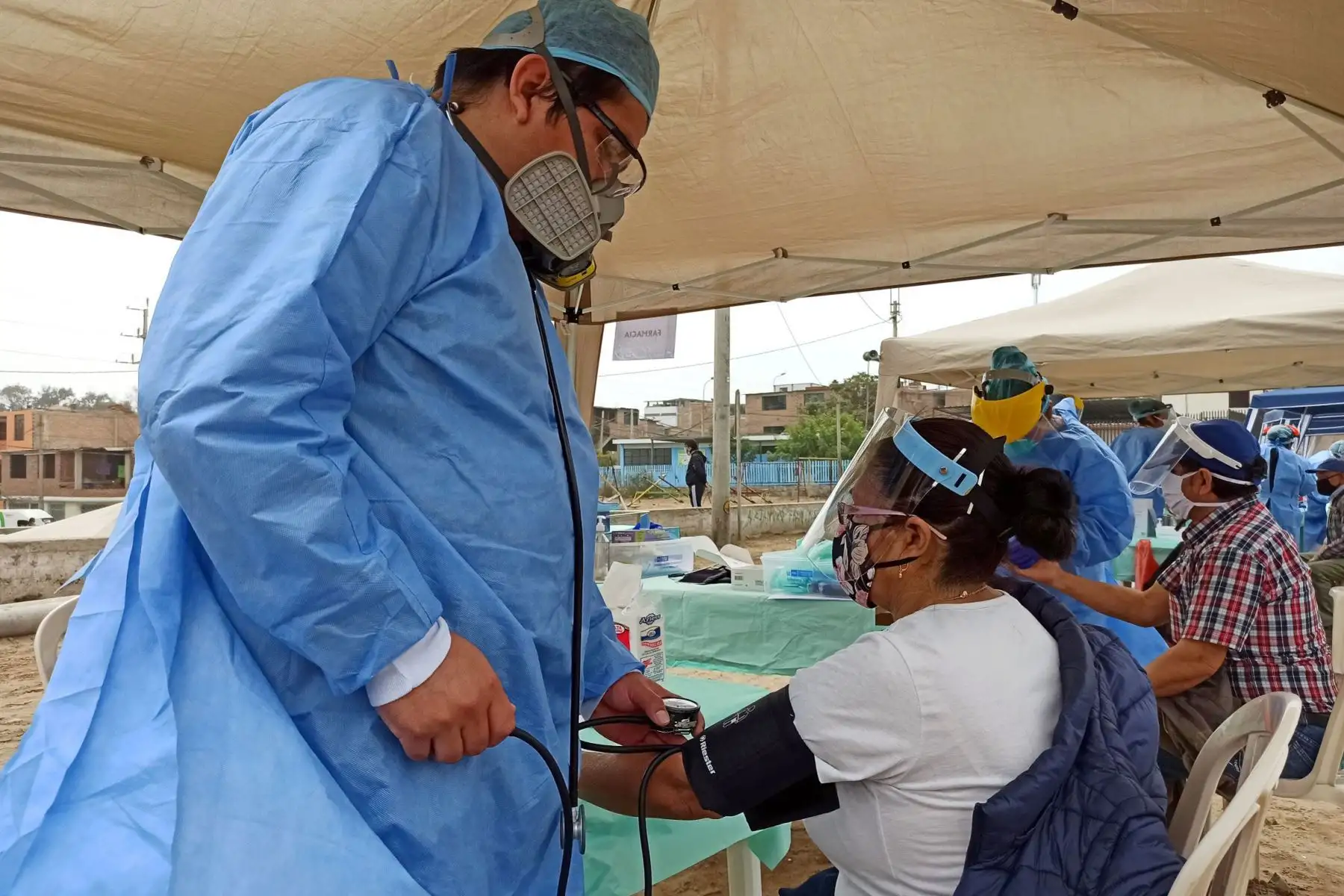 Equipos de Respuesta Rápida del Minsa brindaron atención integral de salud a familias de Villa El Salvador y Surco. Niños y adultos recibieron vacunación, tamizaje de anemia, descarte de covid -19, además de consejería en planificación familiar y salud mental. 
Foto: Minsa