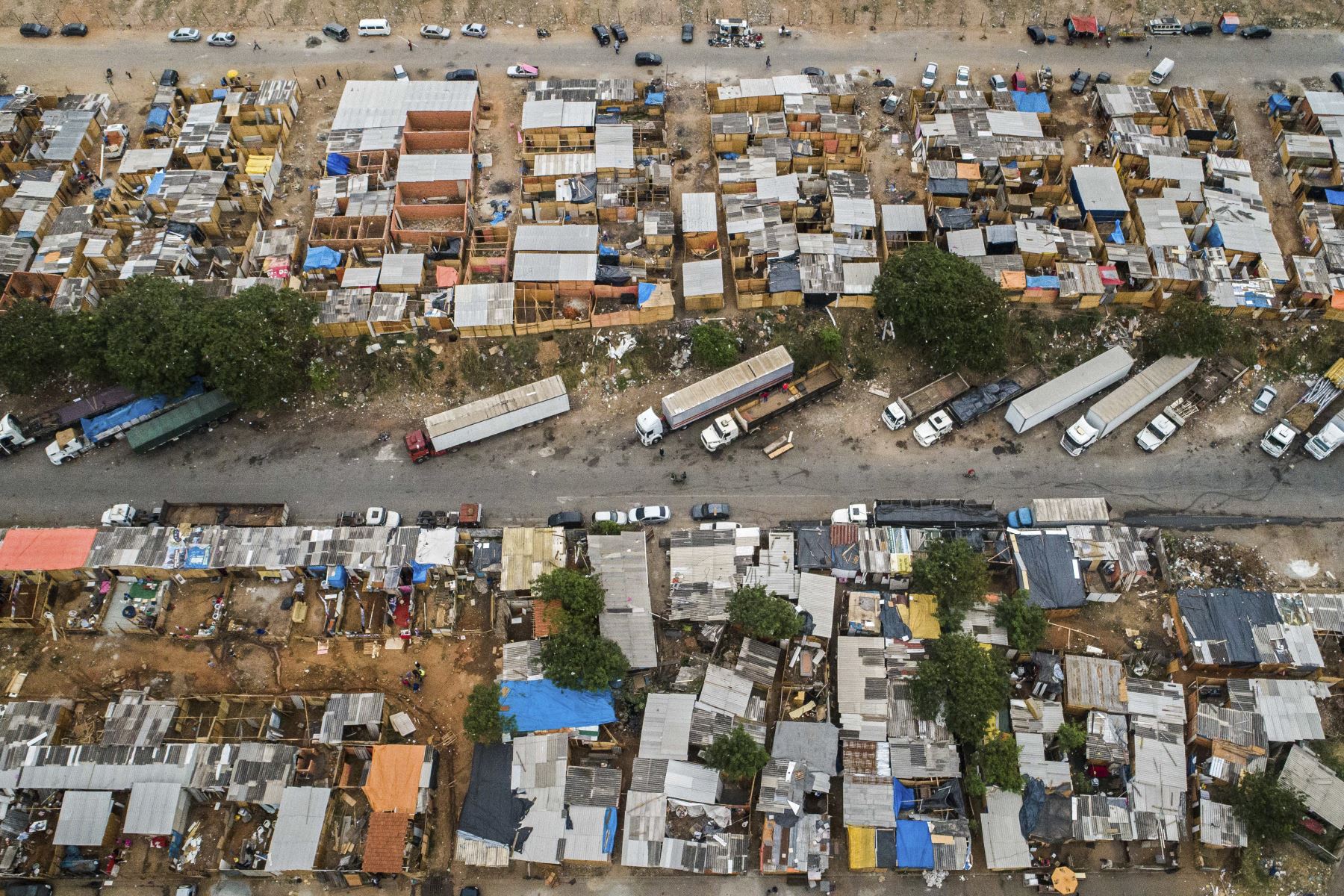 Hoy ya cerca de 700 familias construyeron sus viviendas allí, la mayoría de madera, con techos de láminas de plástico y sin baños. Foto: AFP