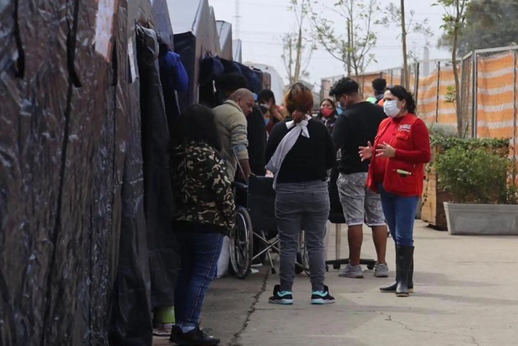 Ministerio de la Mujer a través de un equipo del Inabif  brinda contención emocional y soporte  psicológico a las familias que fueron afectadas por el incendio en el Cercado de Lima. También entregan alimentos  y botellas de agua a las familias empadronadas.
Foto: MIMP