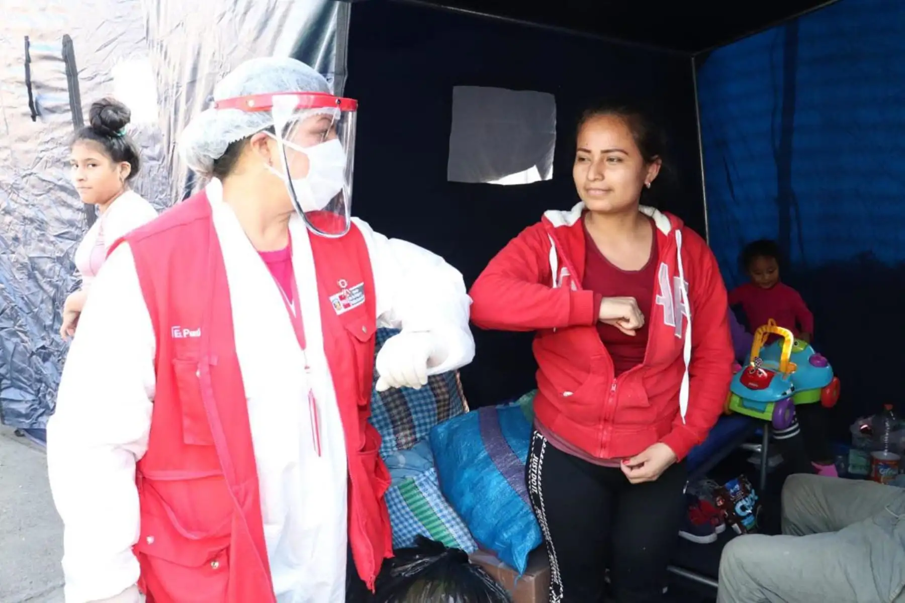 Ministerio de la Mujer a través de un equipo del Inabif  brinda contención emocional y soporte  psicológico a las familias que fueron afectadas por el incendio en el Cercado de Lima. También entregan alimentos  y botellas de agua a las familias empadronadas.
Foto: MIMP
