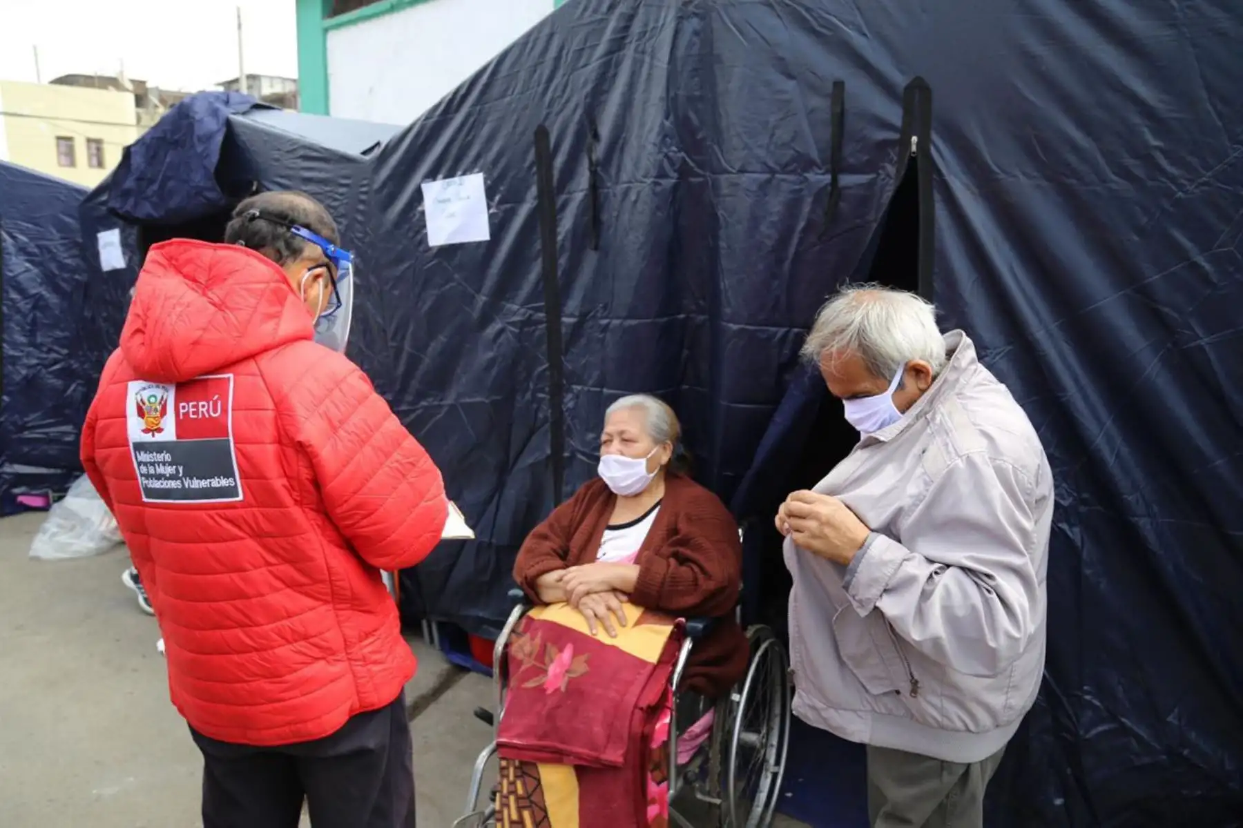Ministerio de la Mujer a través de un equipo del Inabif  brinda contención emocional y soporte  psicológico a las familias que fueron afectadas por el incendio en el Cercado de Lima. También entregan alimentos  y botellas de agua a las familias empadronadas.
Foto: MIMP