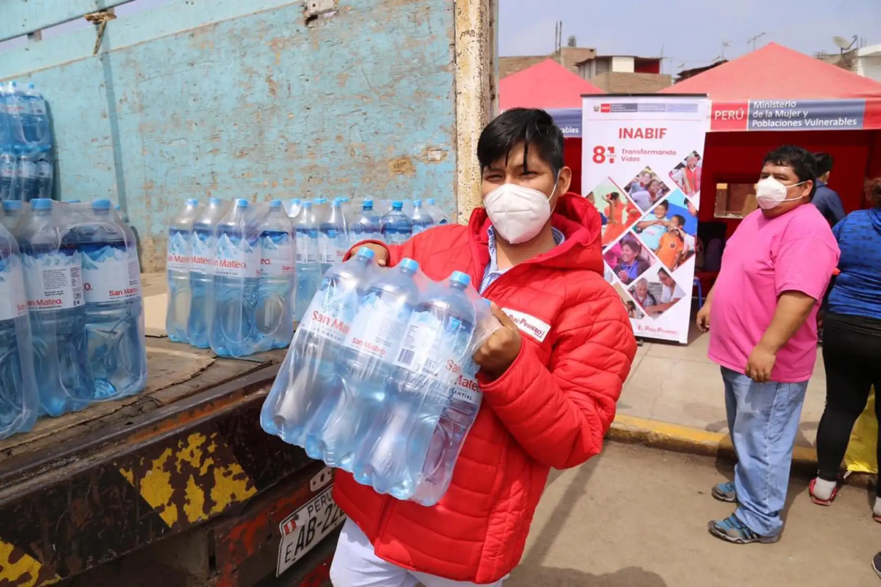 Ministerio de la Mujer a través de un equipo del Inabif  brinda contención emocional y soporte  psicológico a las familias que fueron afectadas por el incendio en el Cercado de Lima. También entregan alimentos  y botellas de agua a las familias empadronadas.
Foto: MIMP