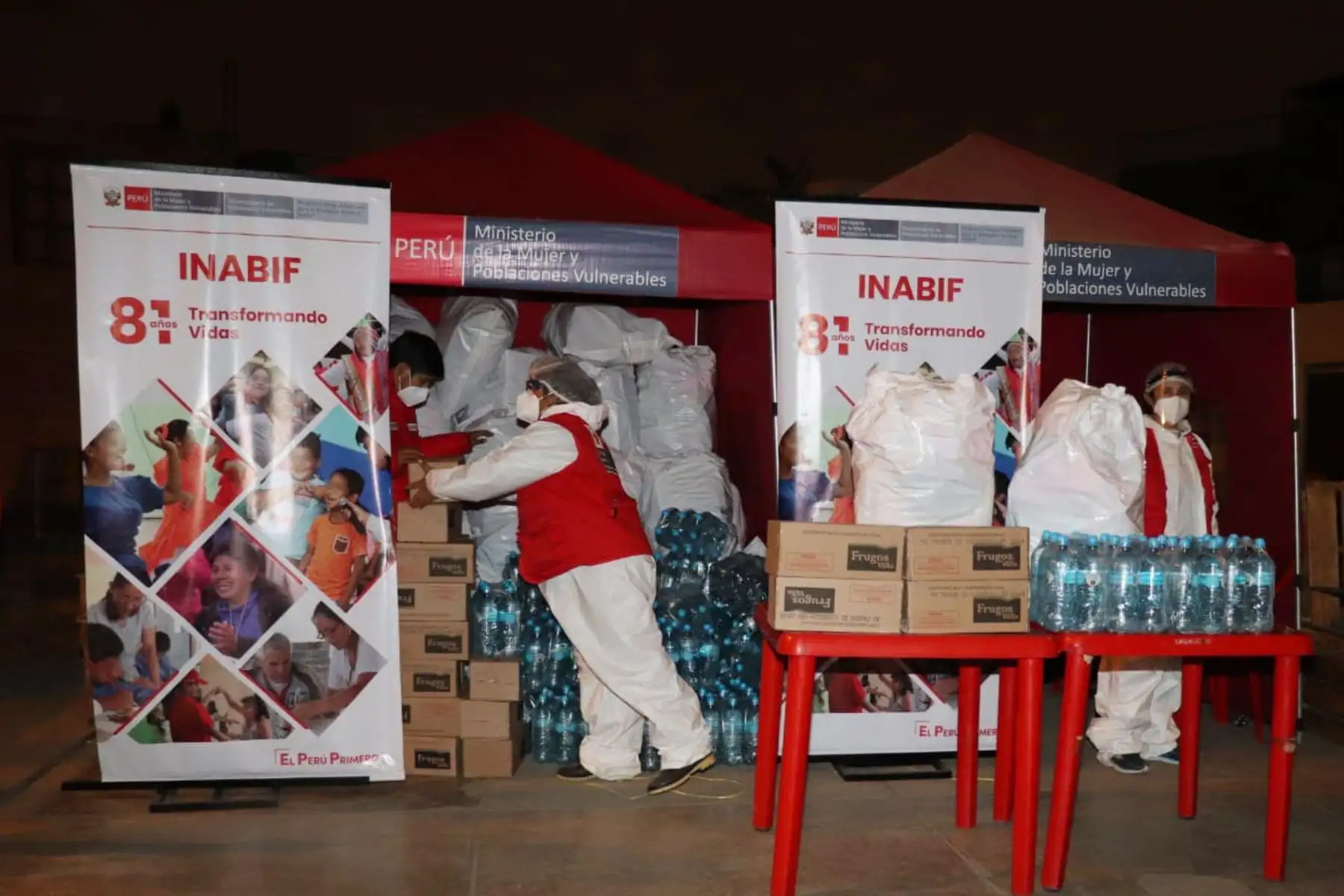 Ministerio de la Mujer a través de un equipo del Inabif  brinda contención emocional y soporte  psicológico a las familias que fueron afectadas por el incendio en el Cercado de Lima. También entregan alimentos  y botellas de agua a las familias empadronadas.
Foto: MIMP