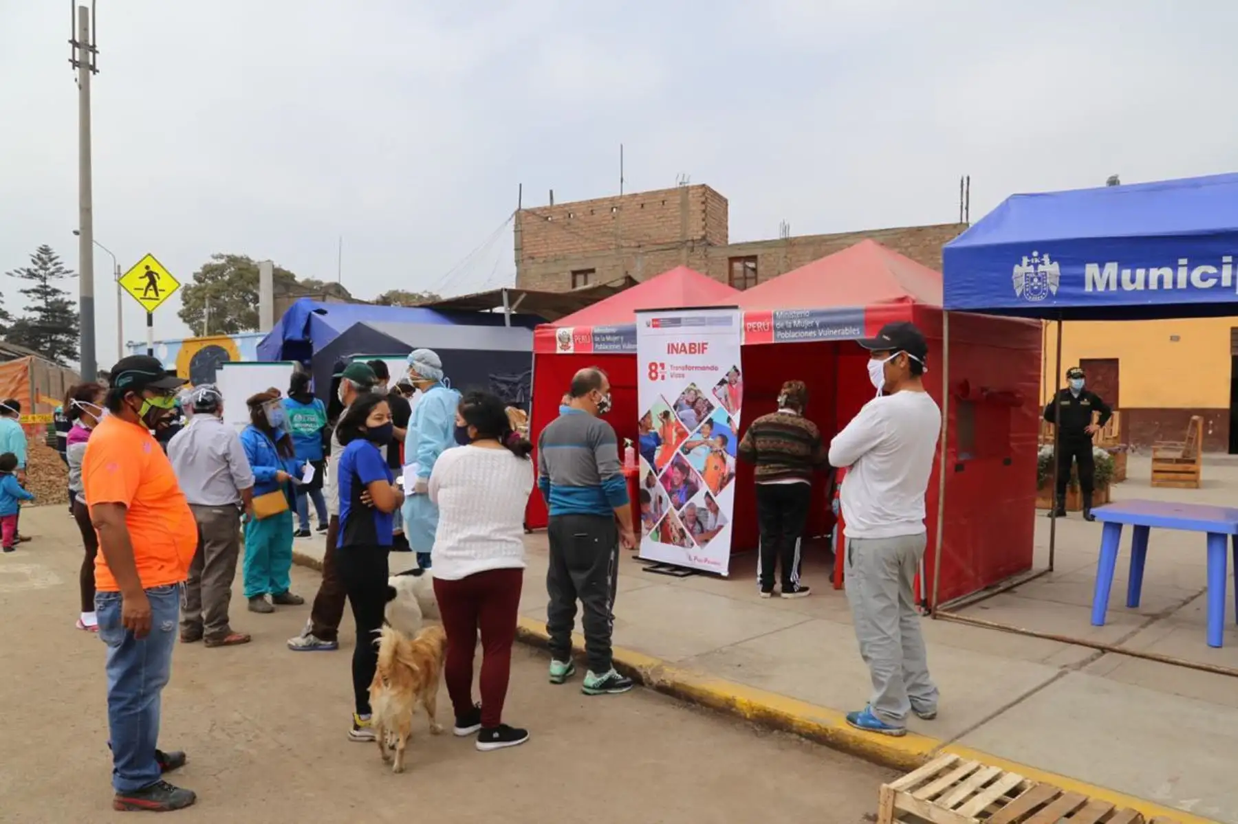 Ministerio de la Mujer a través de un equipo del Inabif  brinda contención emocional y soporte  psicológico a las familias que fueron afectadas por el incendio en el Cercado de Lima. También entregan alimentos  y botellas de agua a las familias empadronadas.
Foto: MIMP