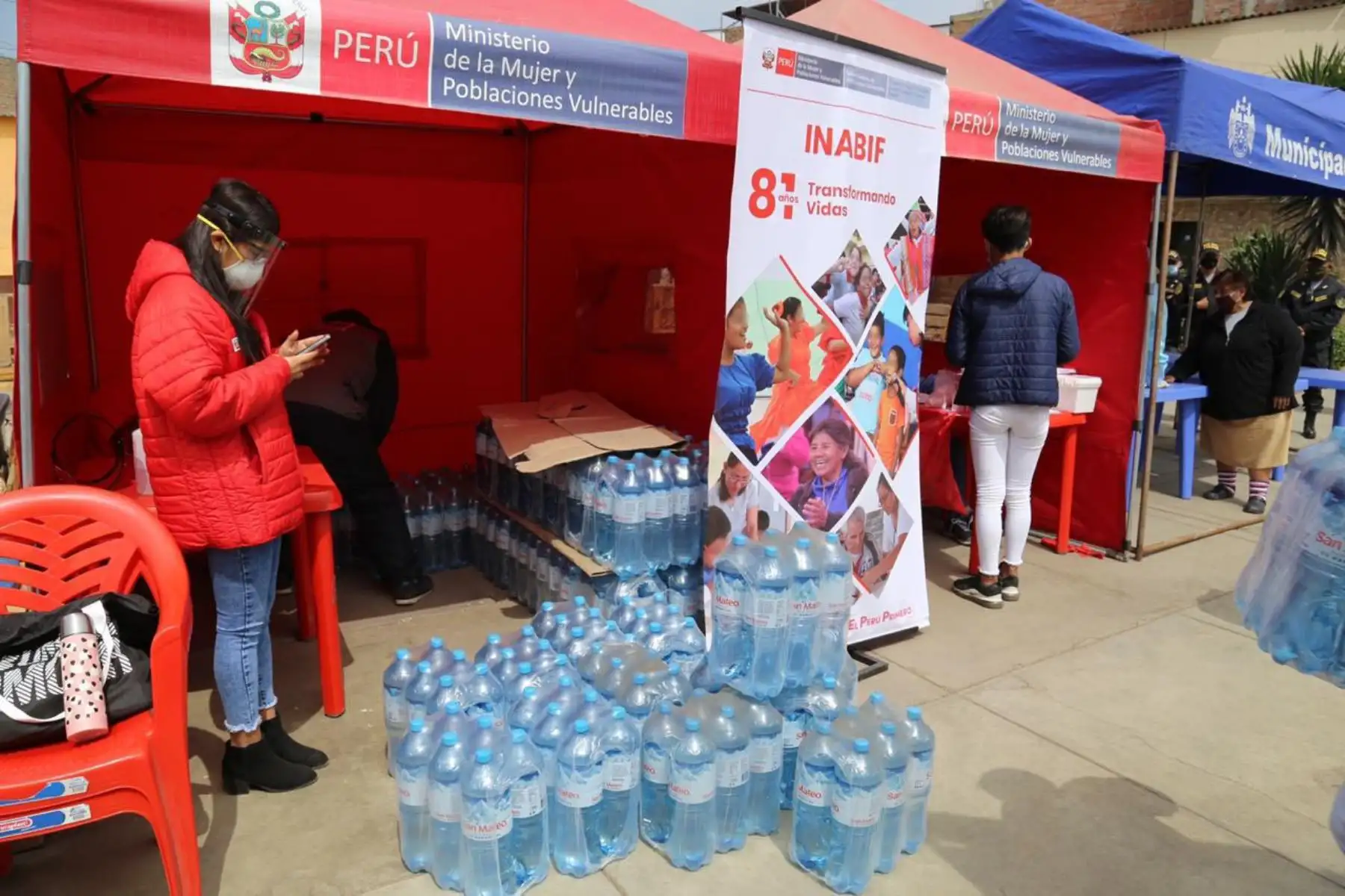 Ministerio de la Mujer a través de un equipo del Inabif  brinda contención emocional y soporte  psicológico a las familias que fueron afectadas por el incendio en el Cercado de Lima. También entregan alimentos  y botellas de agua a las familias empadronadas.
Foto: MIMP