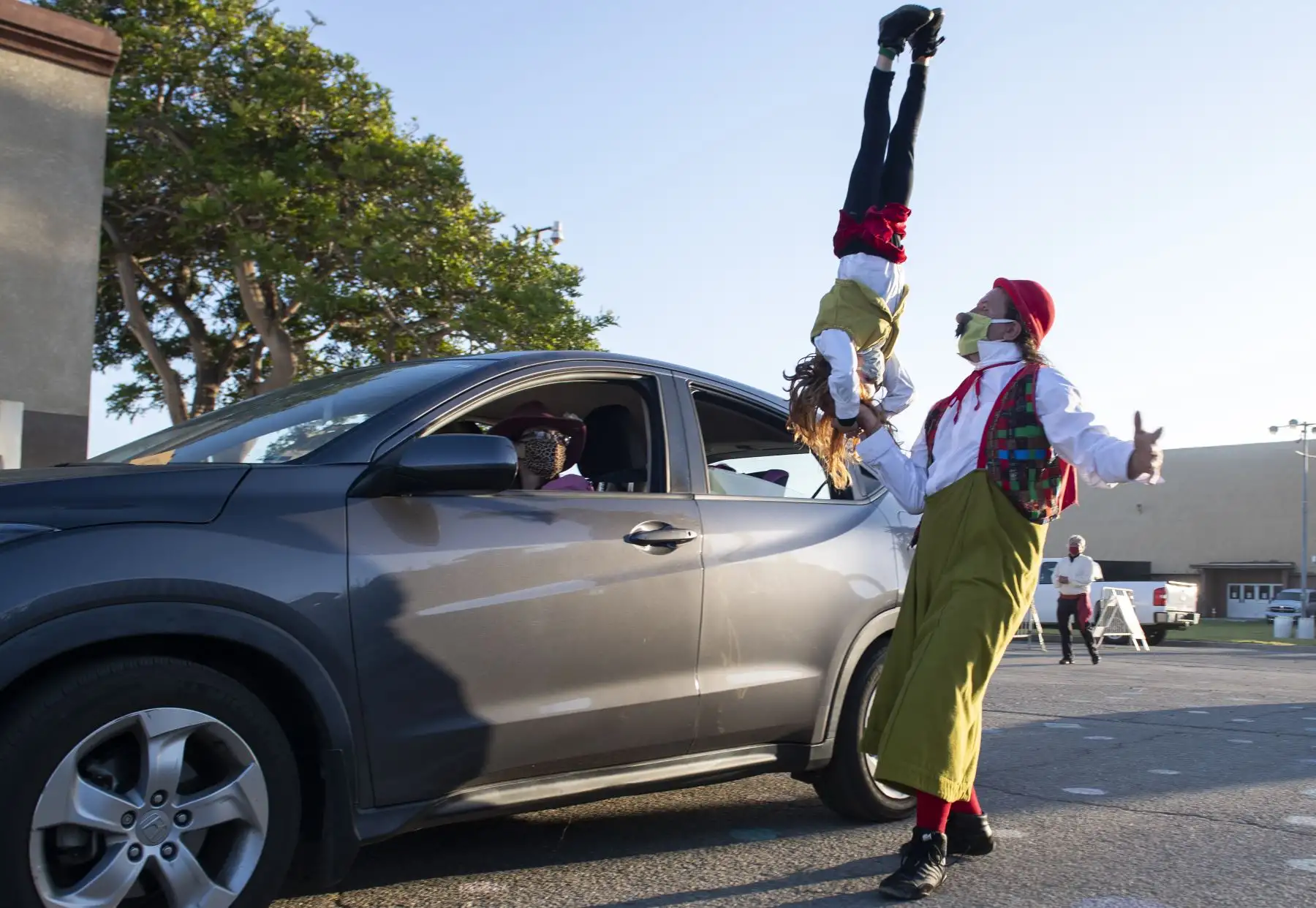 Ventura, California. Un payaso del circo Zoppe realiza malabares mientras da la bienvenida al público durante el evento en vivo 
