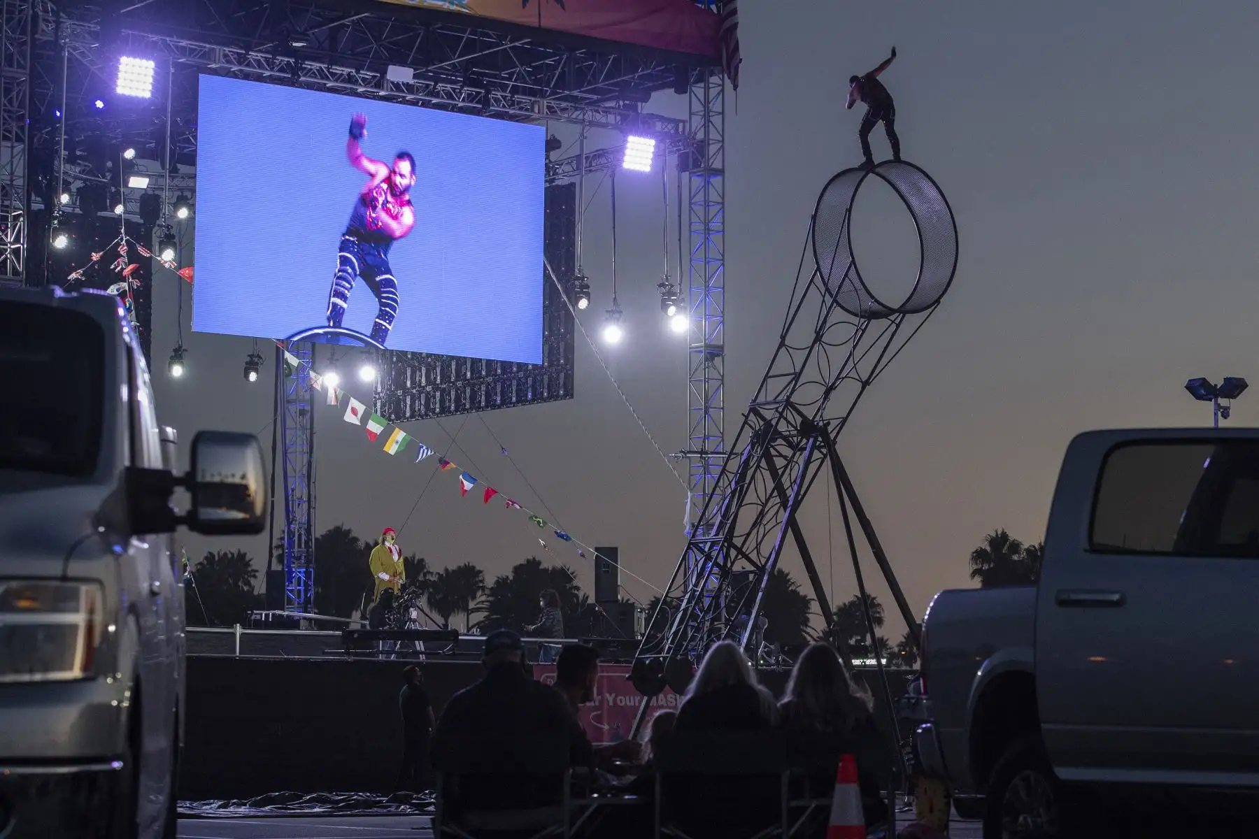 Un acróbata del Zoppe Italian Family Circus realiza un espectacular acto durante el evento en vivo 