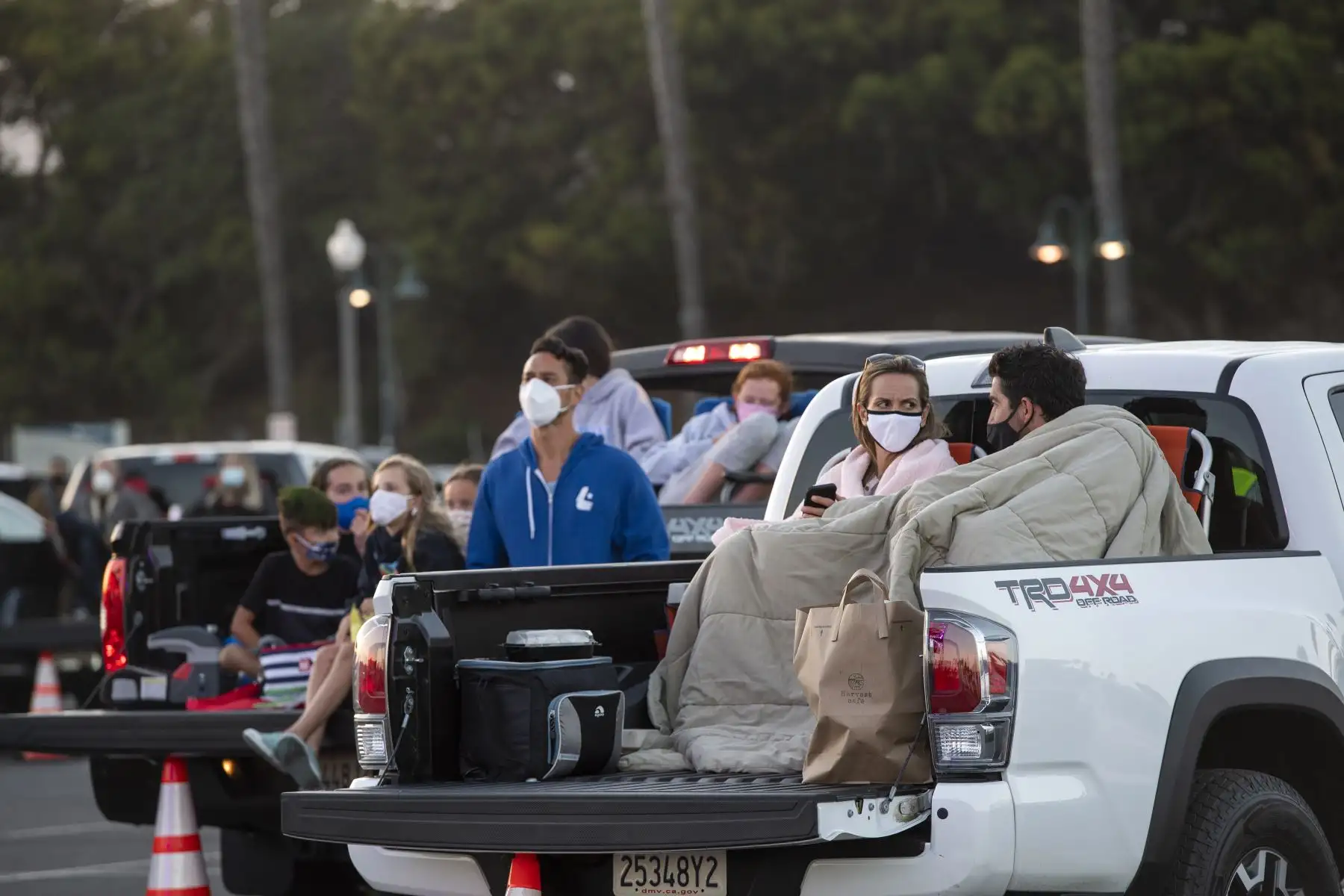 Familias aprecian el espectáculo de circo desde sus vehículos aparcados en el estacionamiento de Ventura, en California. Foto: AFP