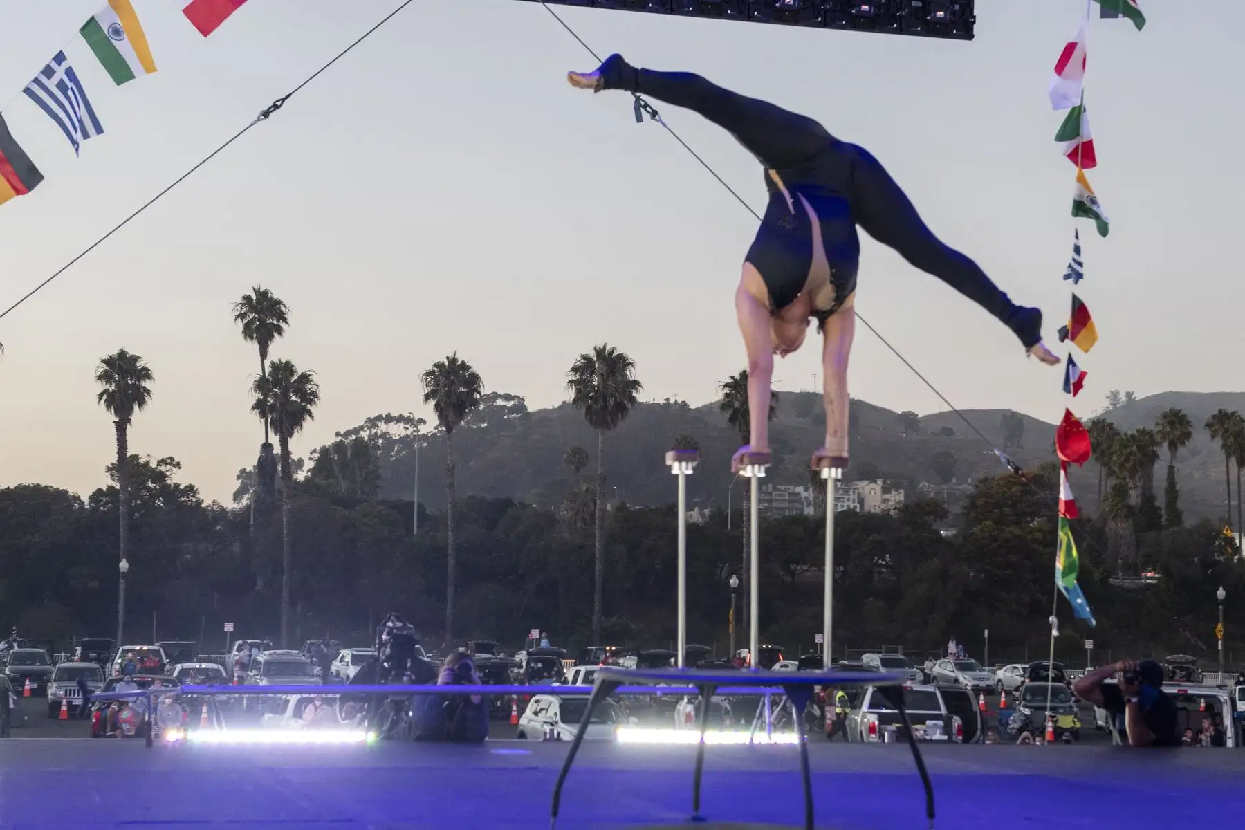 Un artista de Zoppe Italian Family Circus ejecuta una parada de manos en el escenario durante el evento de conducción en vivo 