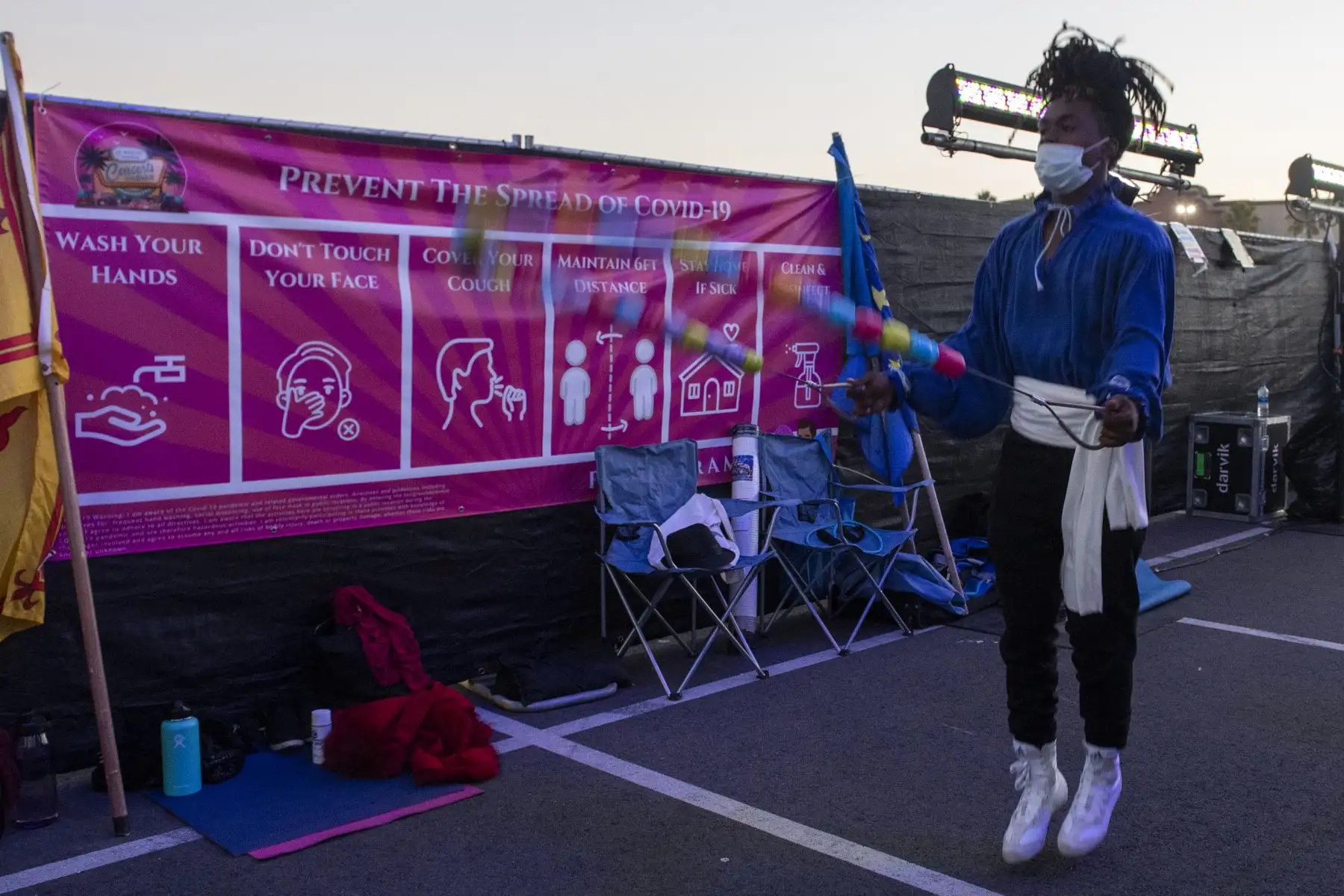 Un malabarista del Zoppe Italian Family Circus ensaya algunos movimientos antes de su presentación en el espectáculo de conciertos en vivo. Foto: AFP