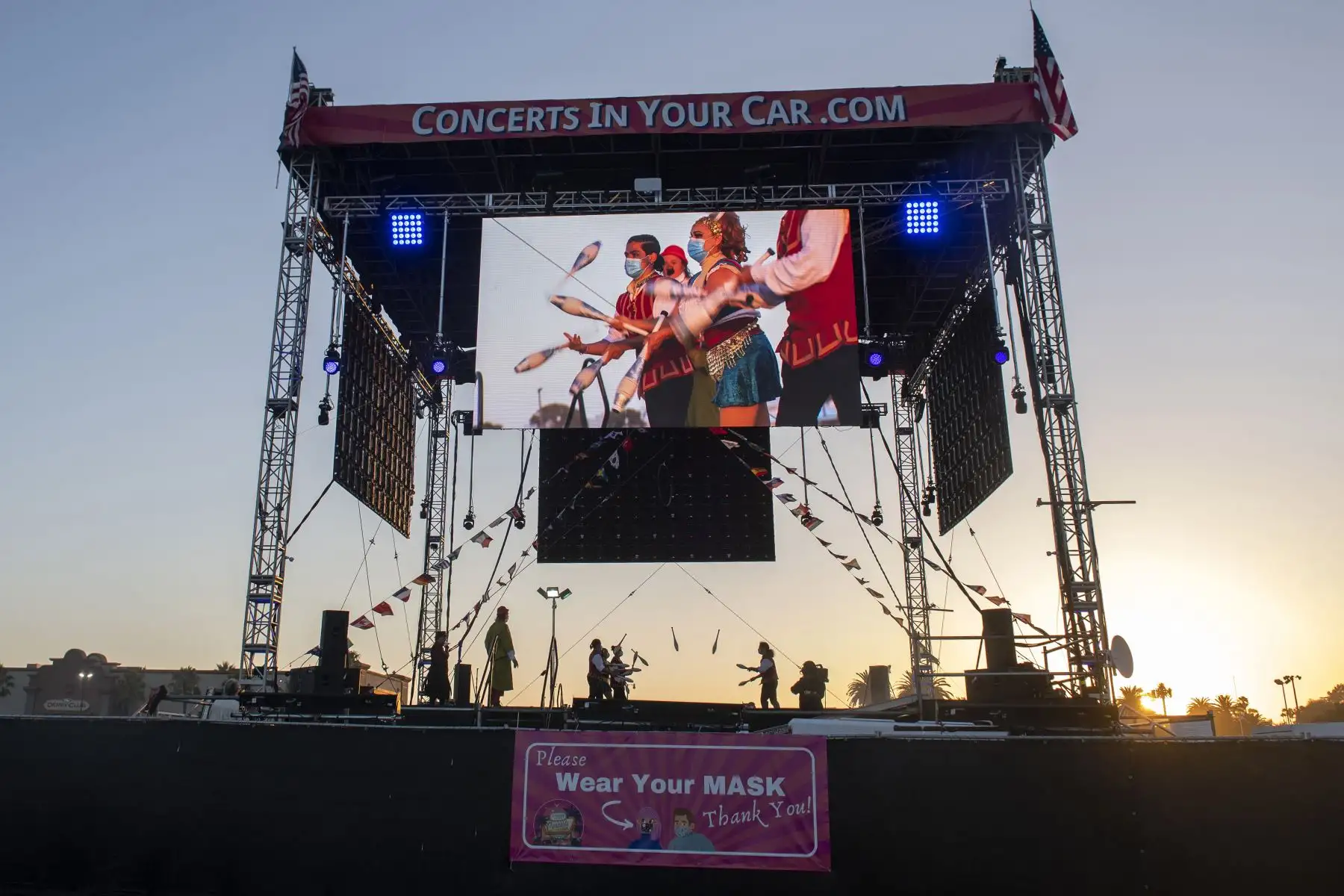 Los malabaristas de Zoppe Italian Family Circus se presentan en el escenario durante el evento en vivo 