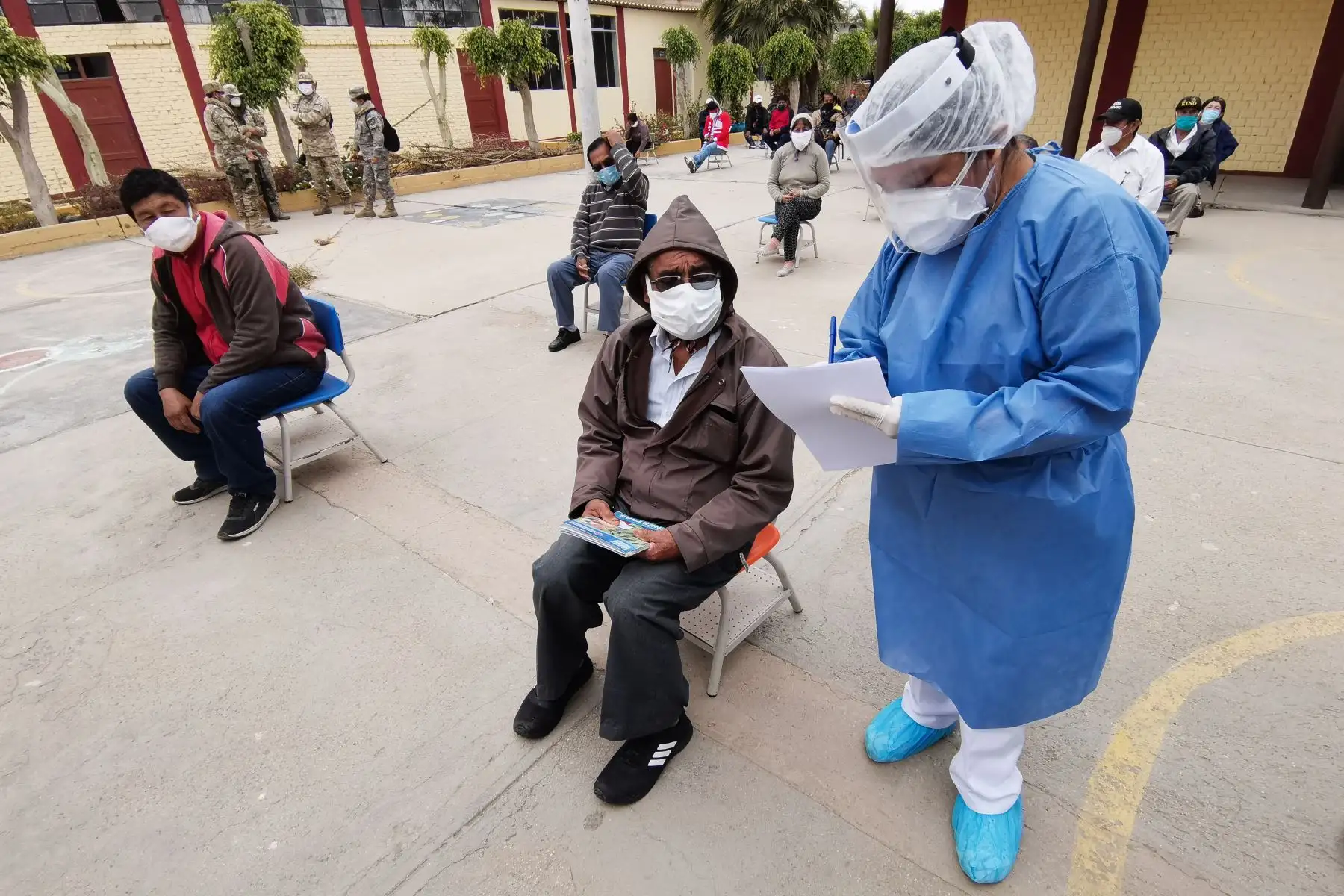 En un esfuerzo conjunto, personal del ministerio de Salud, operó por tercer día los Centros Rápidos de Atención Temporal (CRAT) para el diagnóstico y tratamiento oportuno del Covid-19, en Lambayeque. Foto: ANDINA/Minsa