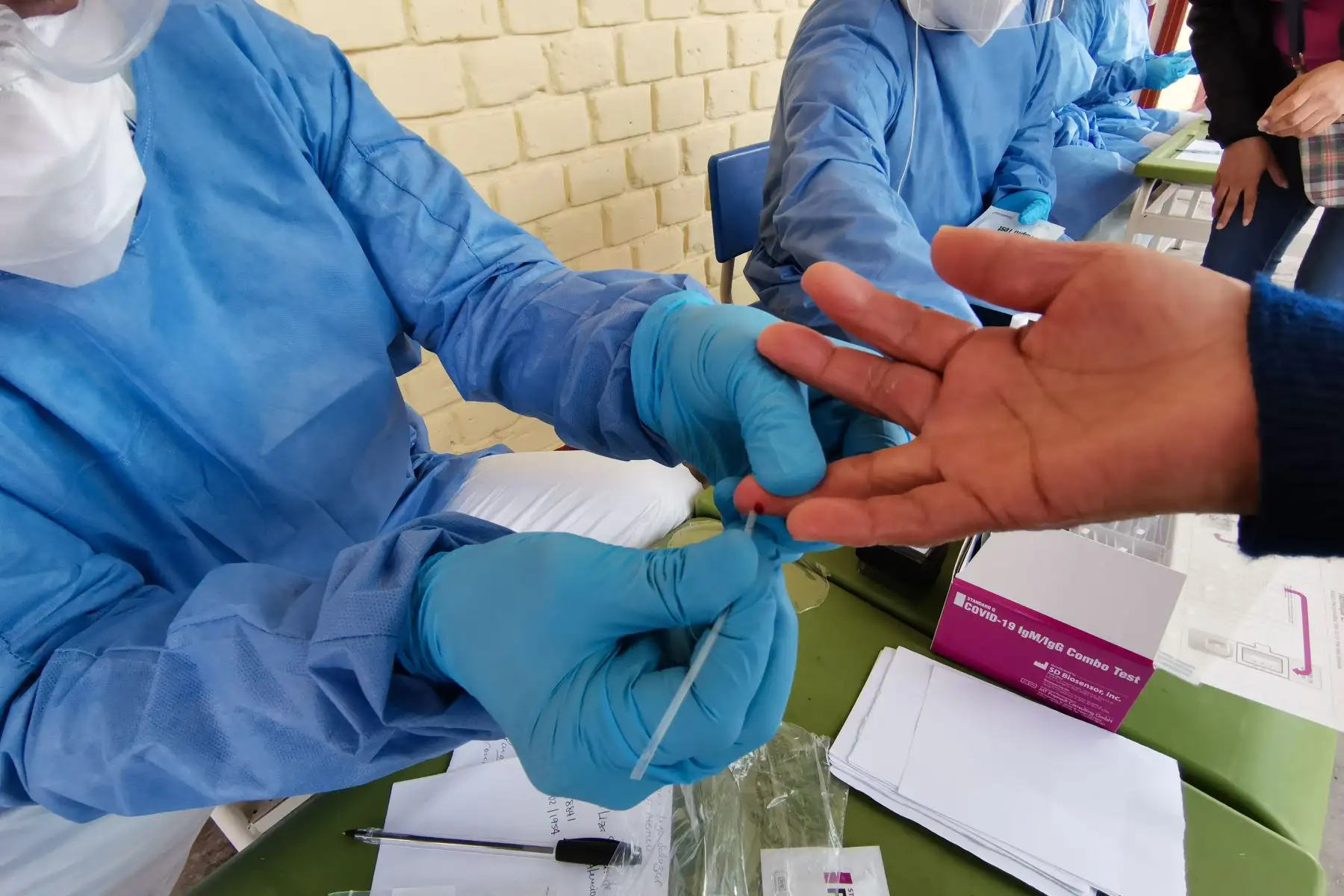 En un esfuerzo conjunto, personal del ministerio de Salud, operó por tercer día los Centros Rápidos de Atención Temporal (CRAT) para el diagnóstico y tratamiento oportuno del Covid-19, en Lambayeque. Foto: ANDINA/Minsa