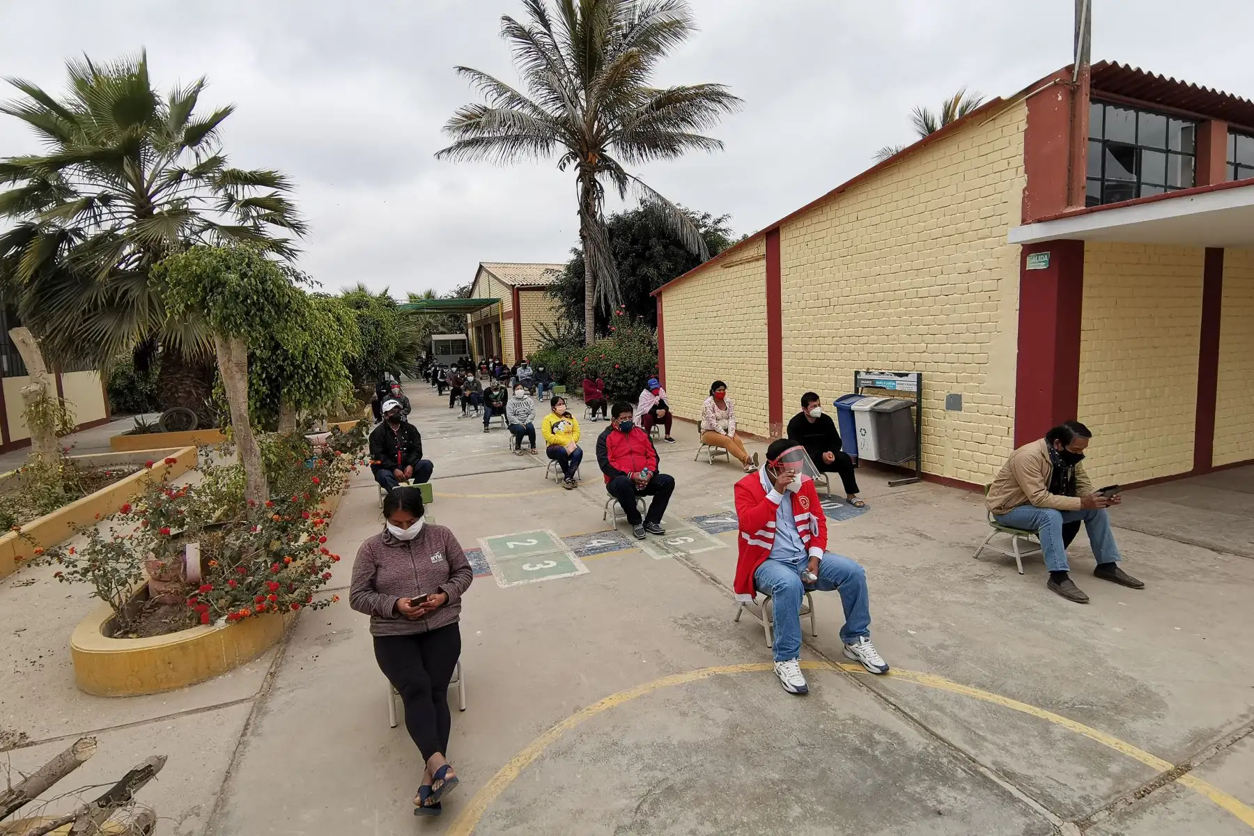 En un esfuerzo conjunto, personal del ministerio de Salud, operó por tercer día los Centros Rápidos de Atención Temporal (CRAT) para el diagnóstico y tratamiento oportuno del Covid-19, en Lambayeque. Foto: ANDINA/Minsa