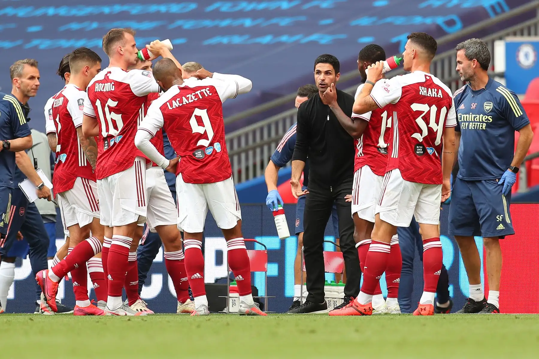 El entrenador en jefe español del Arsenal, Mikel Arteta, habla con sus jugadores durante un receso en la primera mitad del partido de fútbol final de la Copa FA inglesa entre el Arsenal y el Chelsea en el estadio de Wembley, en Londres. Foto: AFP