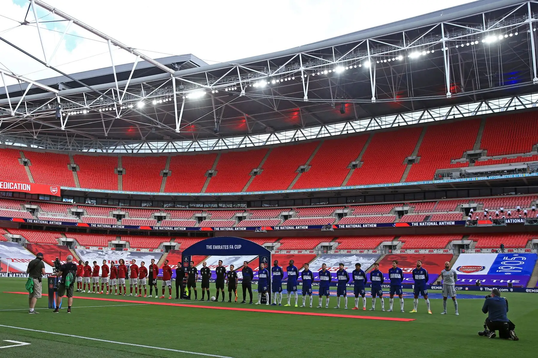 Los jugadores cantan el himno nacional antes del partido de fútbol final de la FA Cup inglesa entre el Arsenal y el Chelsea en el estadio de Wembley, en Londres. Foto: AFP