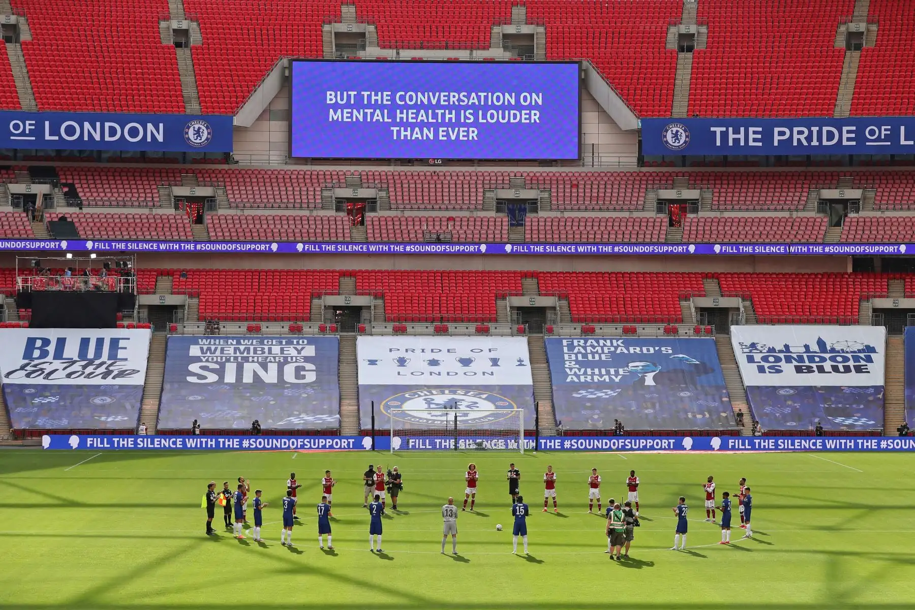 Los jugadores guardan un minuto de silencio antes del partido de fútbol final de la Copa FA inglesa entre el Arsenal y el Chelsea en el estadio de Wembley, en Londres. Foto: AFP