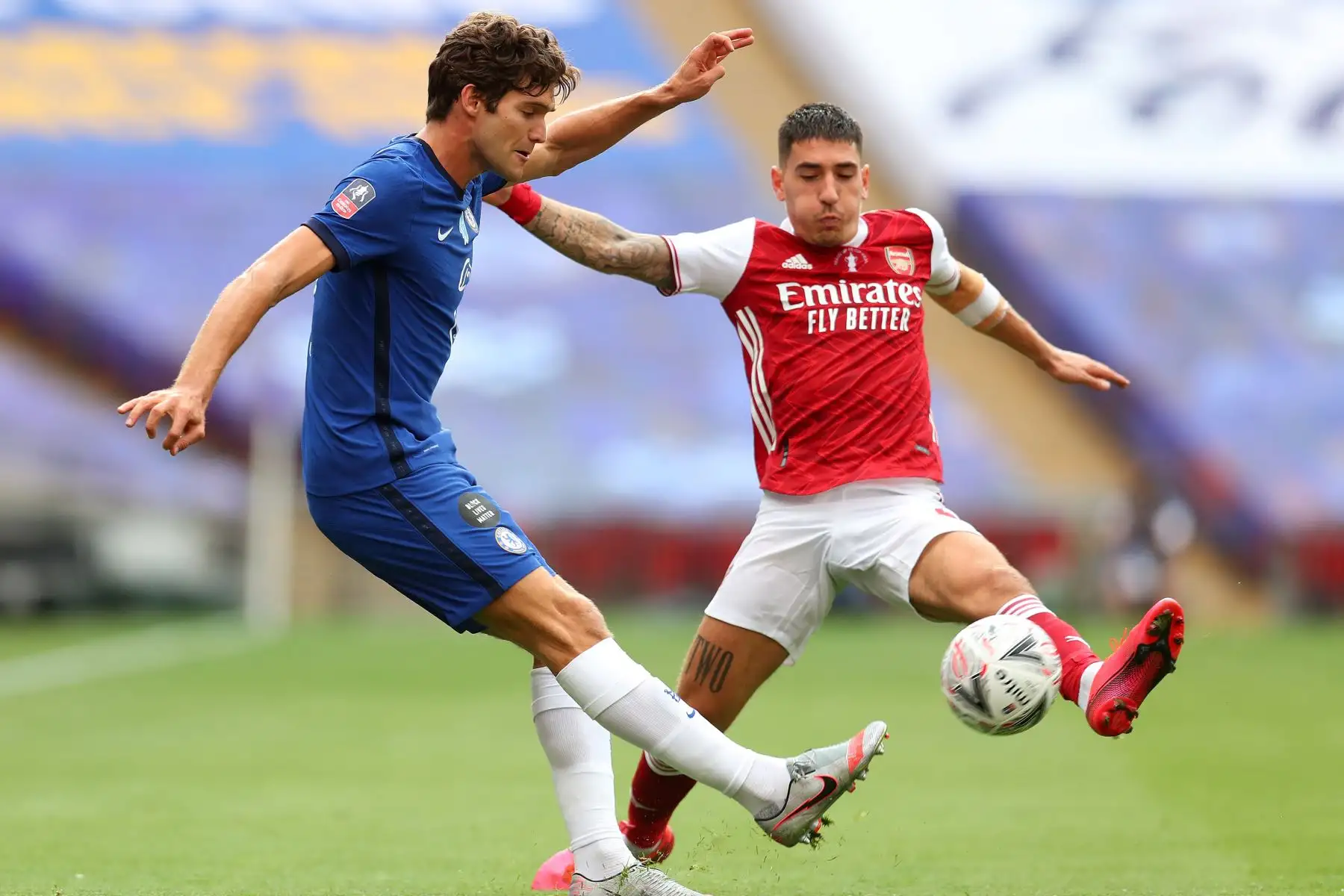 El defensor español del Arsenal, Héctor Bellerin, compite con el defensor español del Chelsea, Marcos Alonso, durante el partido de fútbol final de la Copa de Inglaterra entre el Arsenal y el Chelsea en el estadio de Wembley, en Londres. Foto: AFP