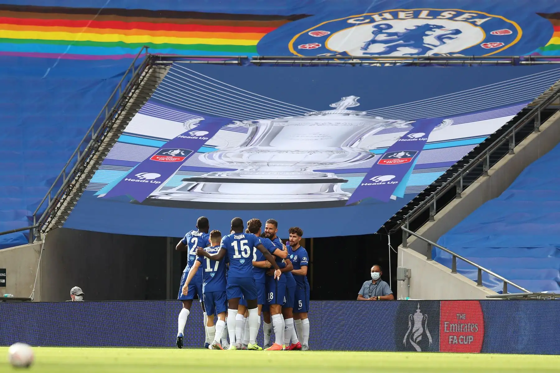 El centrocampista estadounidense del Chelsea, Christian Pulisic, celebra el gol de apertura con sus compañeros de equipo durante la final de la Copa de Inglaterra de fútbol entre el Arsenal y el Chelsea en el estadio de Wembley, en Londres. Foto: AFP