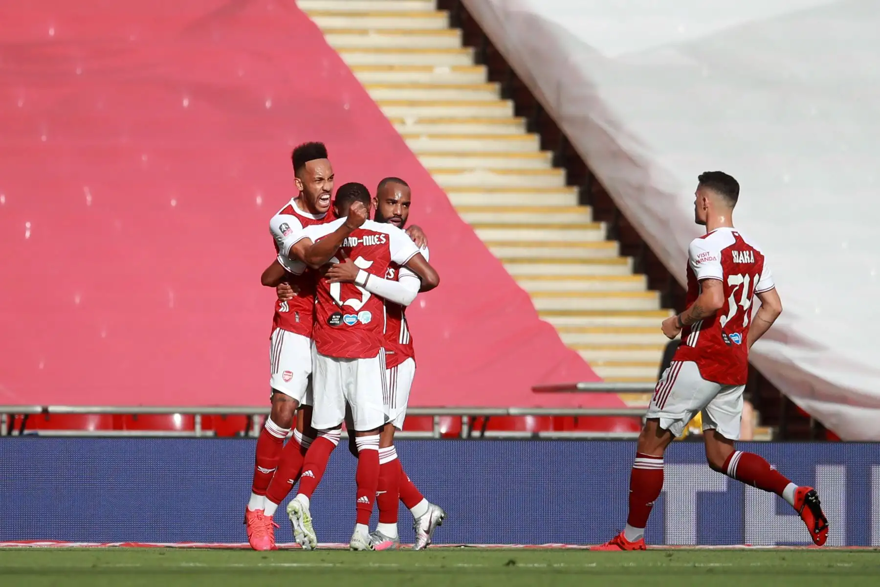 El delantero del Arsenal, Pierre-Emerick Aubameyang, celebra después de marcar el gol de empate durante el partido de fútbol final de la Copa FA inglesa entre el Arsenal y el Chelsea en el estadio de Wembley, en Londres. Foto: AFP