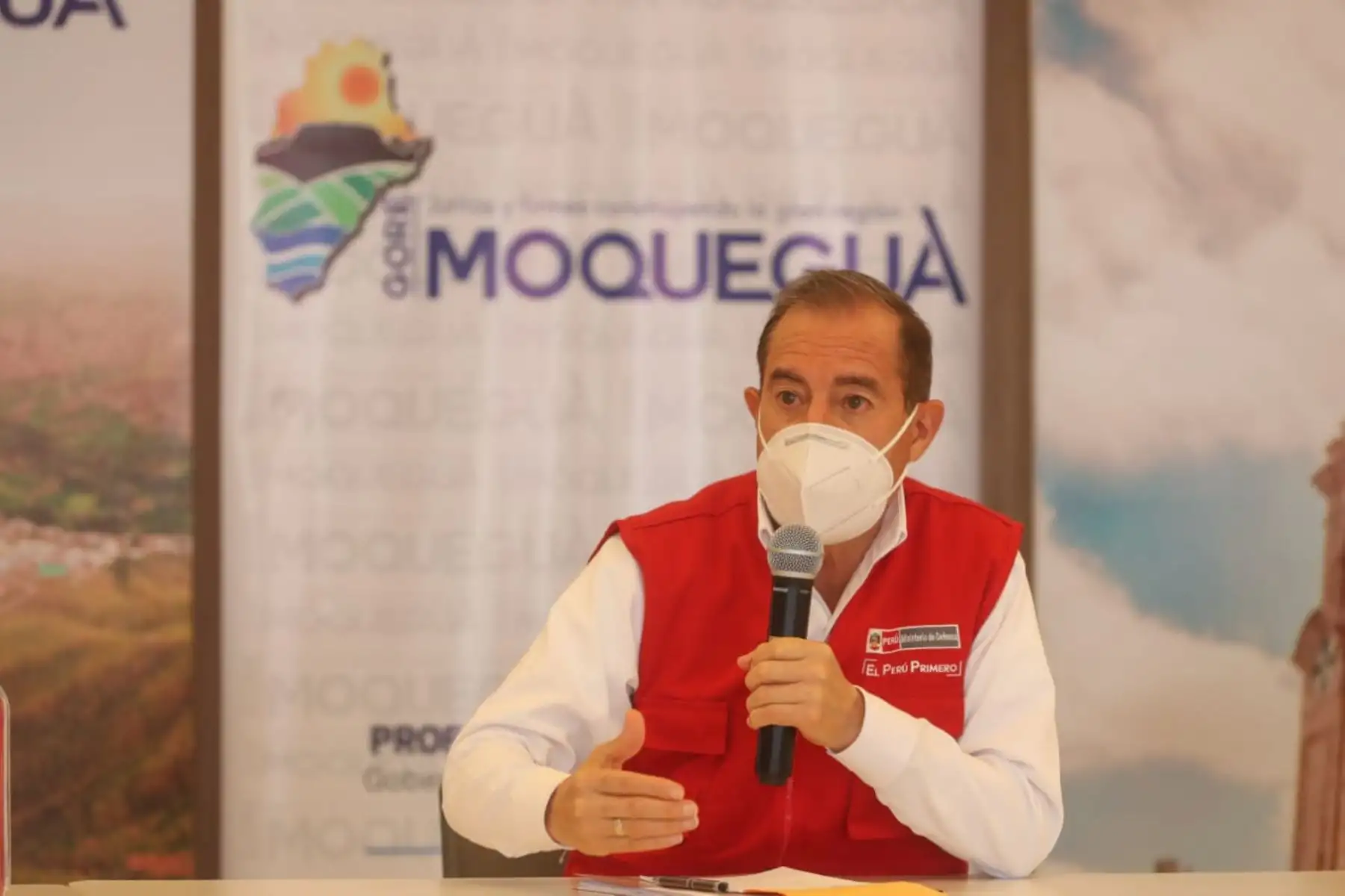 El ministro de Defensa, Walter Martos, junto a la comitiva del Ejecutivo y el gobernador regional de Moquegua, Jorge Luis Lama, sostiene reunión de coordinación con los alcaldes de Mariscal Nieto y Sánchez Cerro, y con autoridades de salud para articular acciones contra el COVID-19. Foto: ANDINA/Mindef
