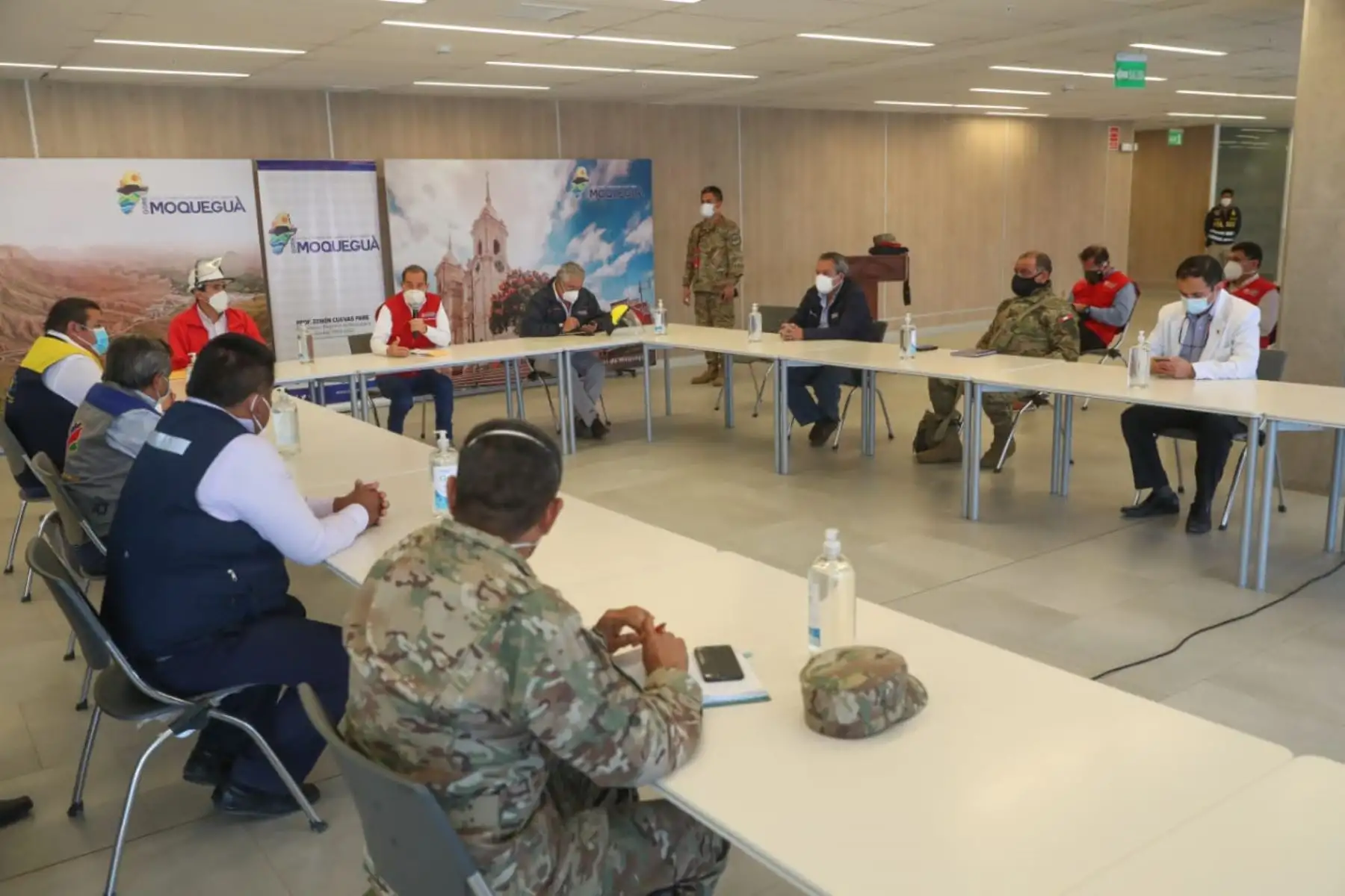 El ministro de Defensa, Walter Martos, junto a la comitiva del Ejecutivo y el gobernador regional de Moquegua, Jorge Luis Lama, sostiene reunión de coordinación con los alcaldes de Mariscal Nieto y Sánchez Cerro, y con autoridades de salud para articular acciones contra el COVID-19. Foto: ANDINA/Mindef