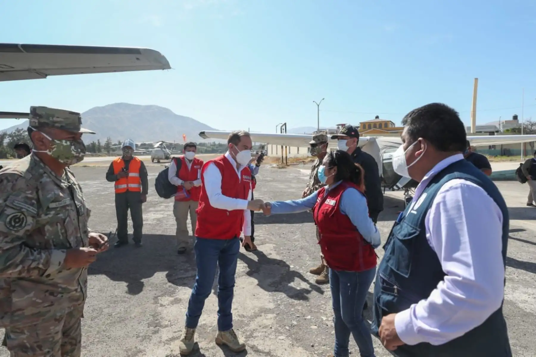 El ministro de Defensa, Martos Martos y comitiva del Ejecutivo llegaron a Moquegua junto con el gobernador Zenón Cuevas, que regresa a su región recuperado del COVID-19.  La agenda de trabajo incluye una reunión con autoridades locales y la inauguración de un hospital temporal de Essalud. Foto: ANDINA/Mindef