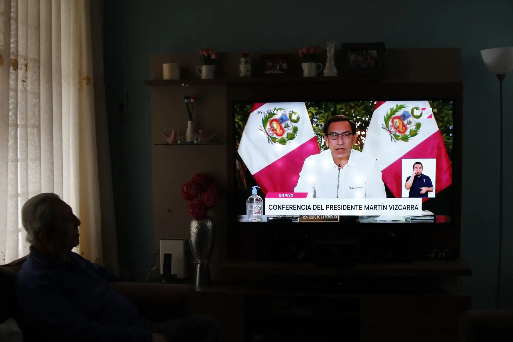 Su padre observa el mensaje a la Nación del Presidente Martín Vizcarra. Al lado aparece su hijo ejerciendo su labor como intérprete. Foto: ANDINA/Presidencia/Renato Pajuelo