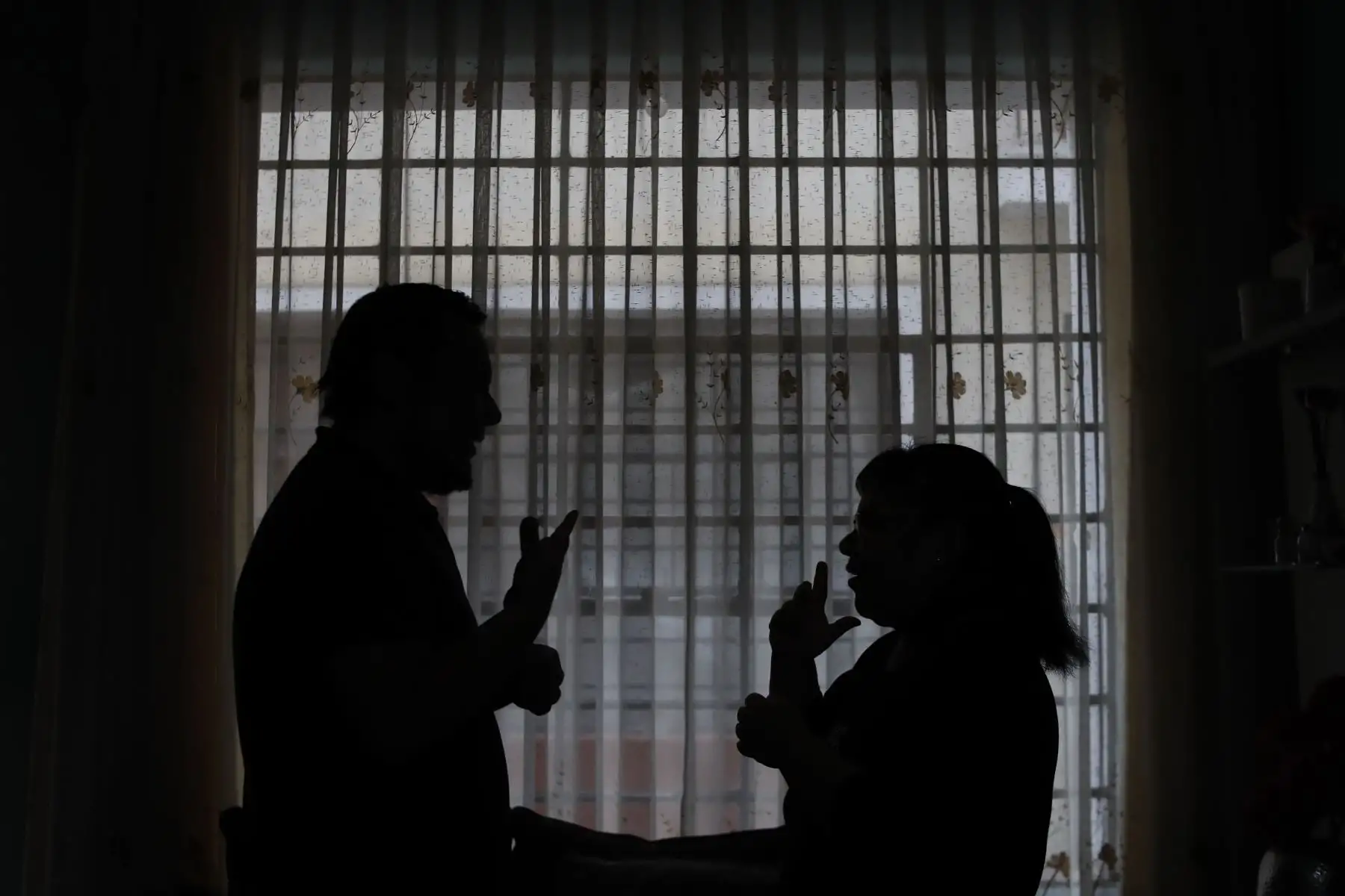 Moisés Piscoya conversa con su hermana quién asumió el rol de madre tras muerte de ella durante su niñez. De su hermana, quien presenta discapacidad auditiva, aprende esta lengua de forma natural."Incluso lo aprendo antes de hablar", asegura. Foto: ANDINA/Presidencia/Renato Pajuelo