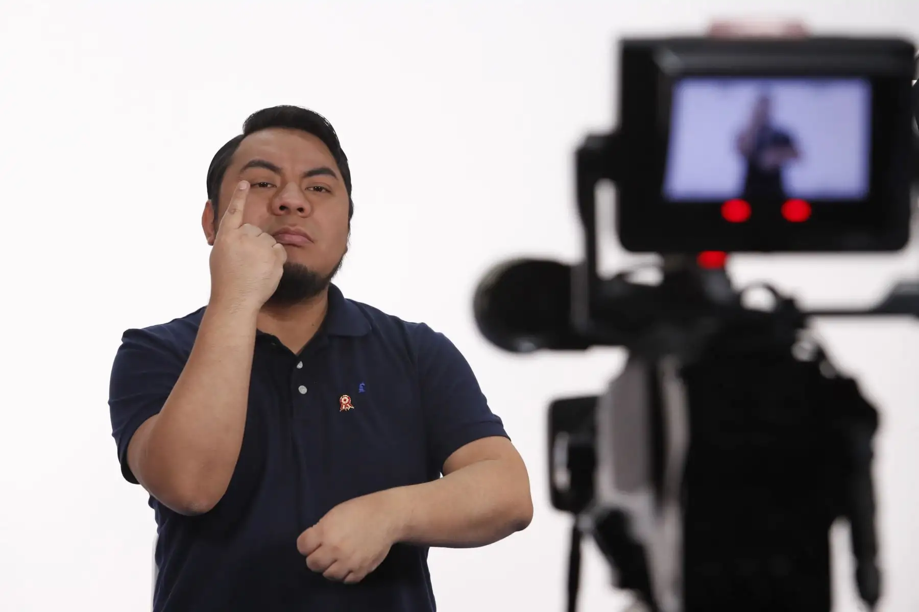 Moisés Piscoya, tiene más de 18 años de experiencia como intérprete de lengua de señas y desde 2016 trabaja en TV Perú. Foto: ANDINA/Presidencia/Renato Pajuelo