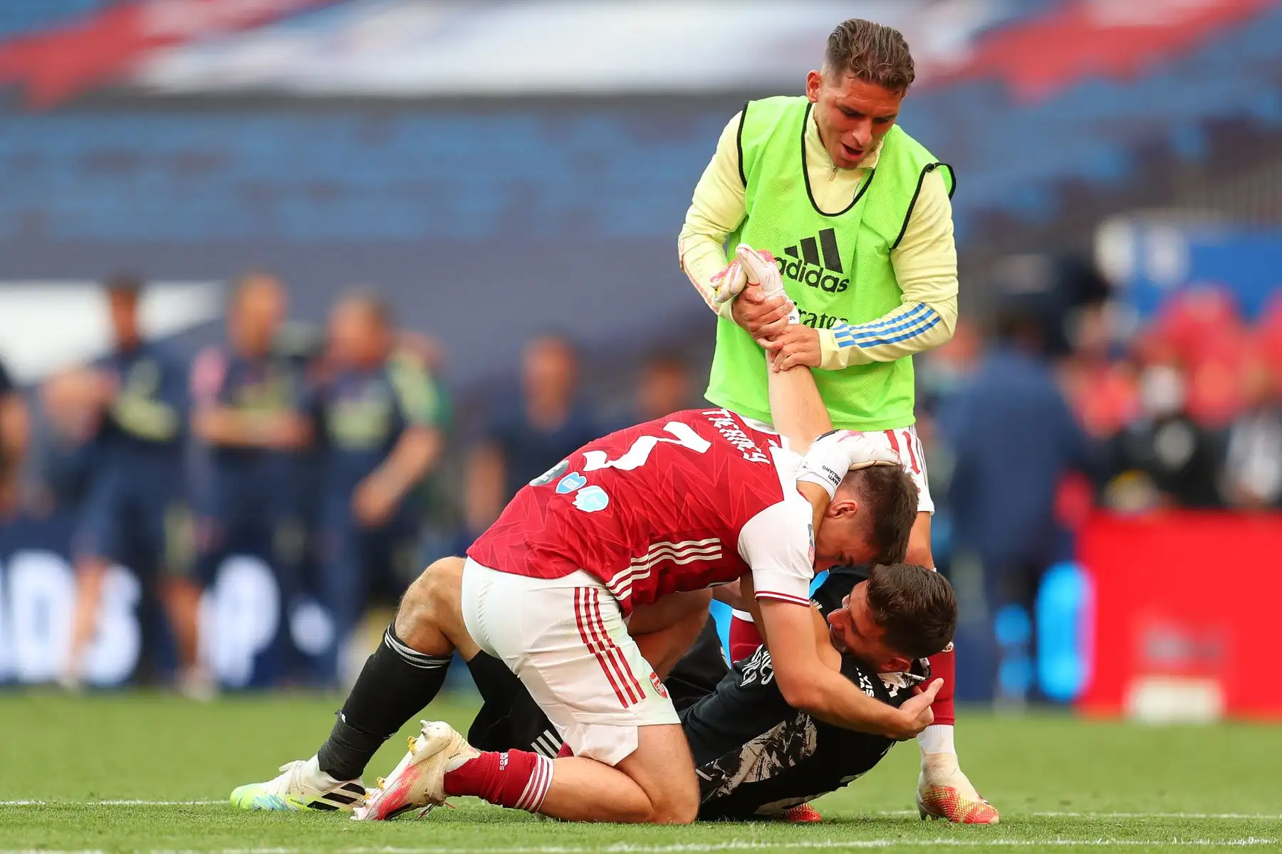 El guardameta argentino del Arsenal, Emiliano Martínez, celebra junto al defensor escocés Kieran Tierney tras vencer 2 a 1 al Chelsea y coronarse campeón de la FA Cup. Foto: AFP