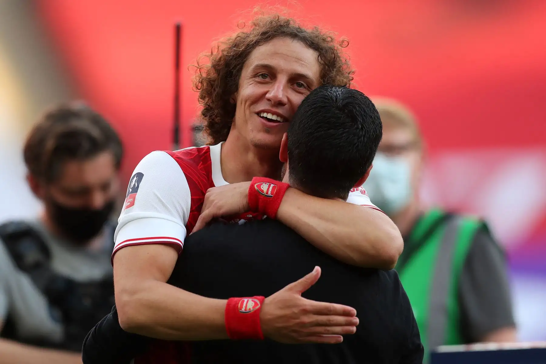 El entrenador español del Arsenal, Mikel Arteta , celebra con la defensa brasileño del Arsenal, David Luiz, tras coronarse cempeón de la FA Cup al vencer 2 a 1 al Chelsea. Foto: AFP