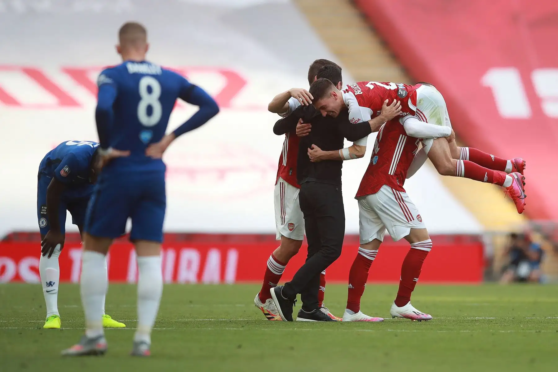 El entrenador en jefe español del Arsenal, Mikel Arteta, celebra con sus jugadores tras coronarse campeón al vencer 2 a 1 al Chelsea por la FA Cup. Foto: AFP