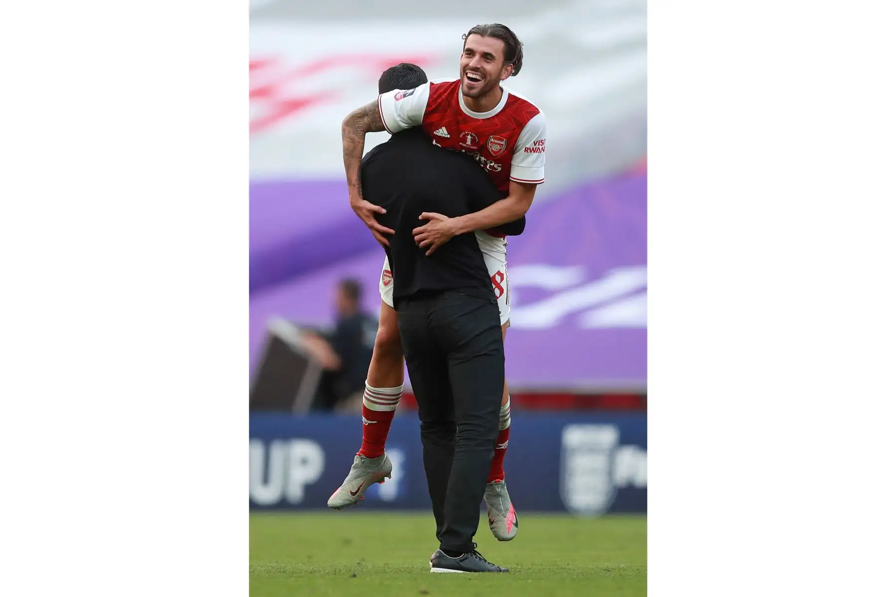 El entrenador en jefe español del Arsenal, Mikel Arteta, celebra con el centrocampista español del Arsenal, Dani Ceballos, tras coronarse campeón de la FA Cup al vencer 2 a 1 al Chelsea. Foto: AFP