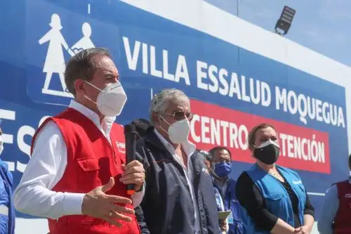 El ministro de Defensa, Walter Martos Ruíz, junto con el ministro de Transportes y Comunicaciones, Carlos Estremadoyro, y la presidenta ejecutiva del Seguro Social de Salud (EsSalud), Fiorella Molinelli, llegaron hoy a la región Moquegua, trasladando en varios vuelos de las Fuerzas Armadas 60 balones de oxígeno y a un grupo de 50 profesionales de la salud. ANDINA/Difusión