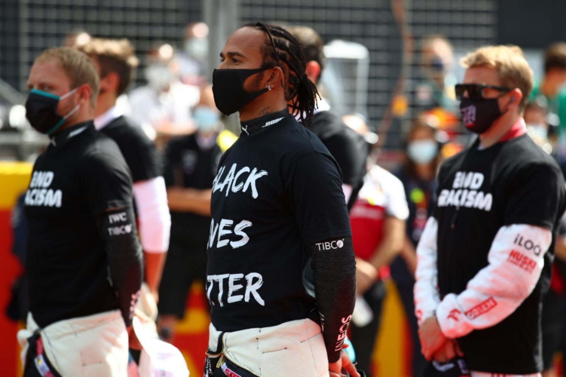 Los pilotos de Fórmula 1  volvieron a protagonizar un gesto contra el racismo, antes de la carrera, con varios de ellos con una rodilla apoyada en el suelo.
