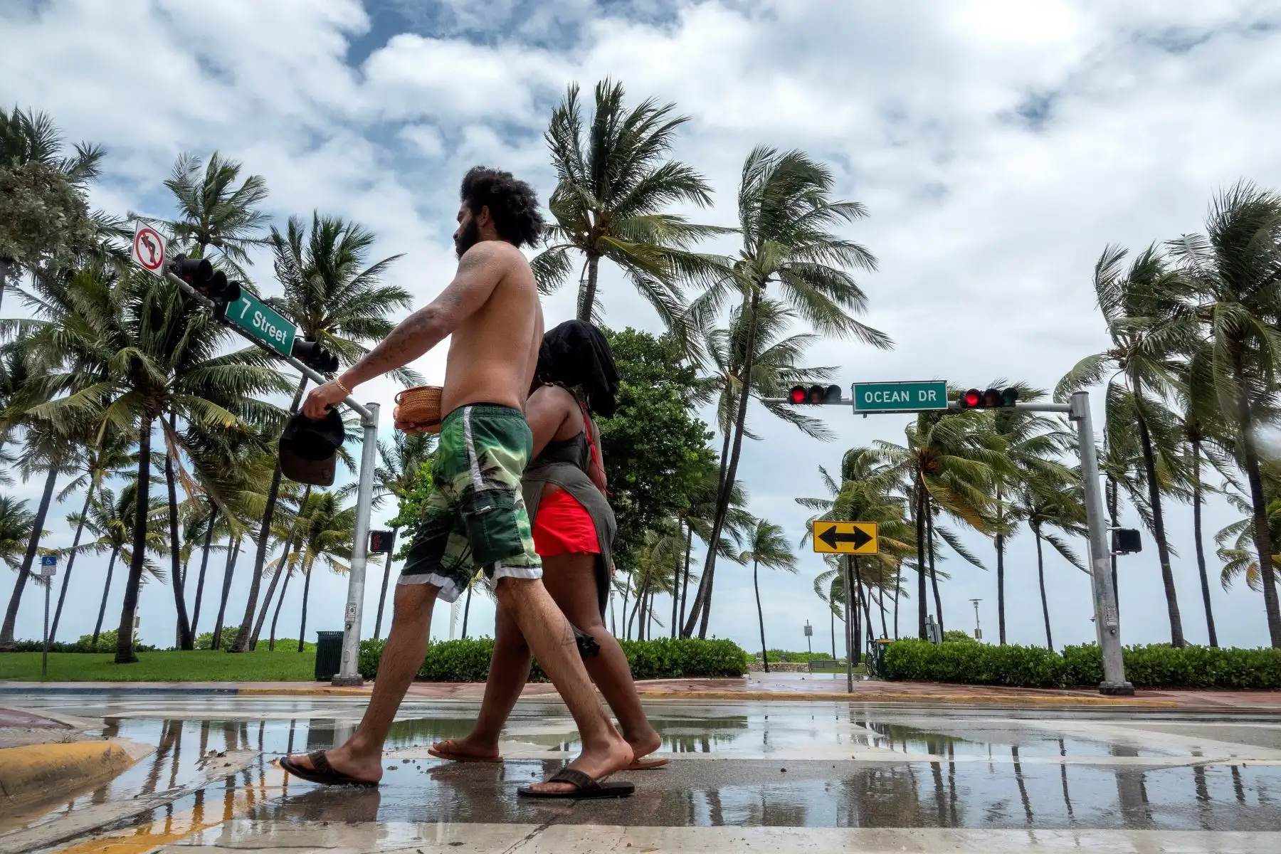 Una pareja camina por las playas de Miami, Florida, ante el paso del huracán Isaías. Foto: EFE