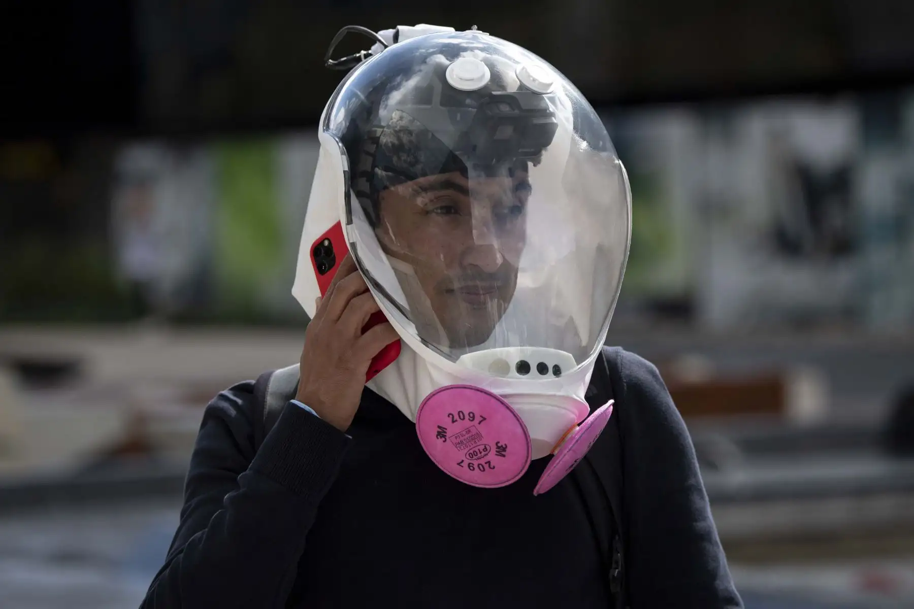 El diseñador industrial colombiano, Ricardo Conde, usa una nueva máscara de ventilación contra la propagación del nuevo coronavirus que diseñó junto a un médico y dos ingenieros aeronáuticos. Foto: AFP