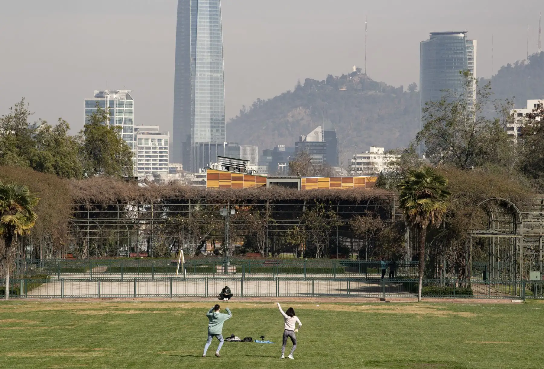 Personas realizan ejercicios en el parque Araucano, después que se aliviaran las medidas de bloqueo para detener la propagación de coronavirus, en la comuna de Las Condes, Santiago. Foto: AFP