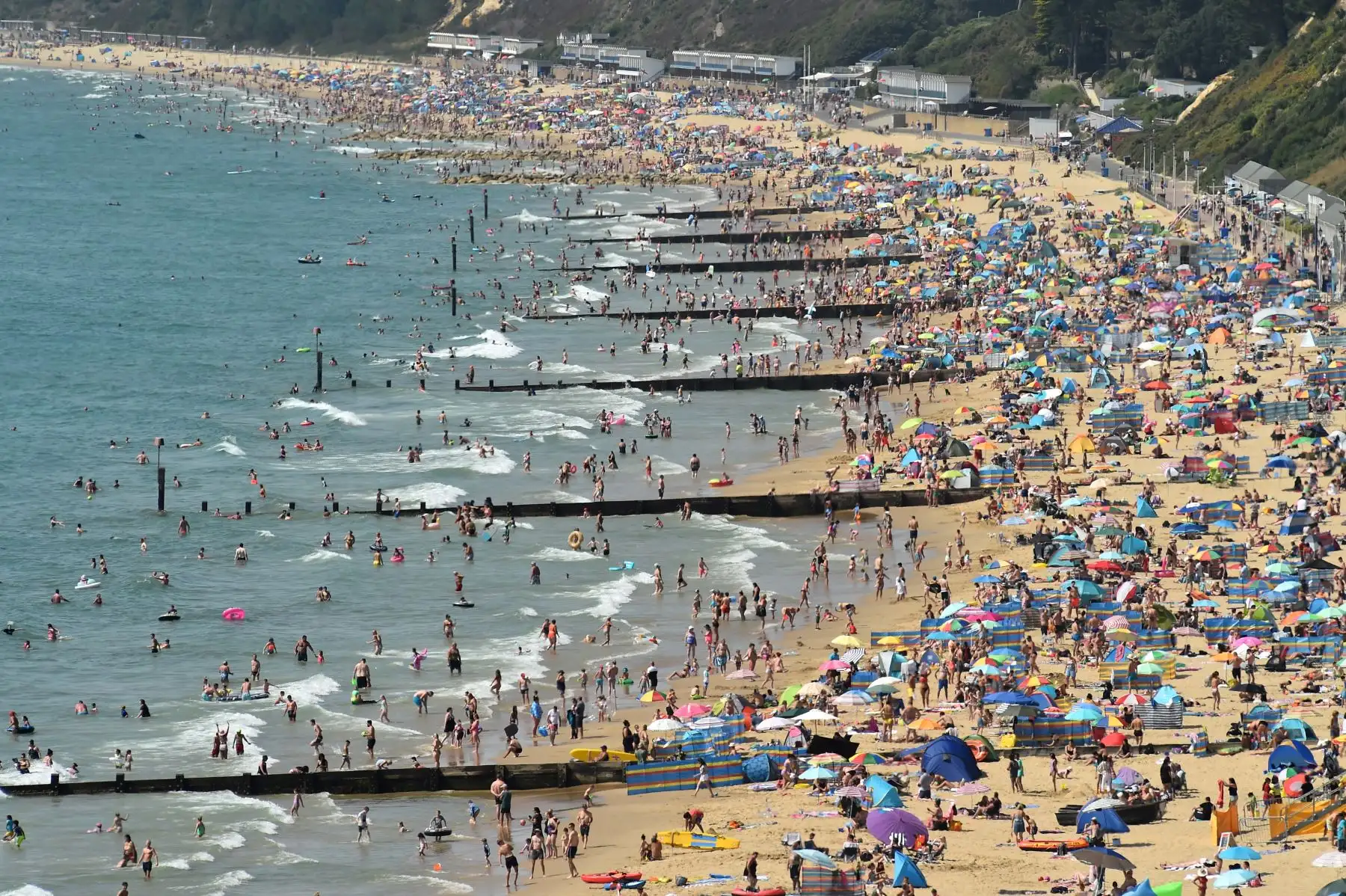 Los amantes de la playa disfrutan del sol en la playa de Bournemouth, en Inglaterra. Foto: AFP