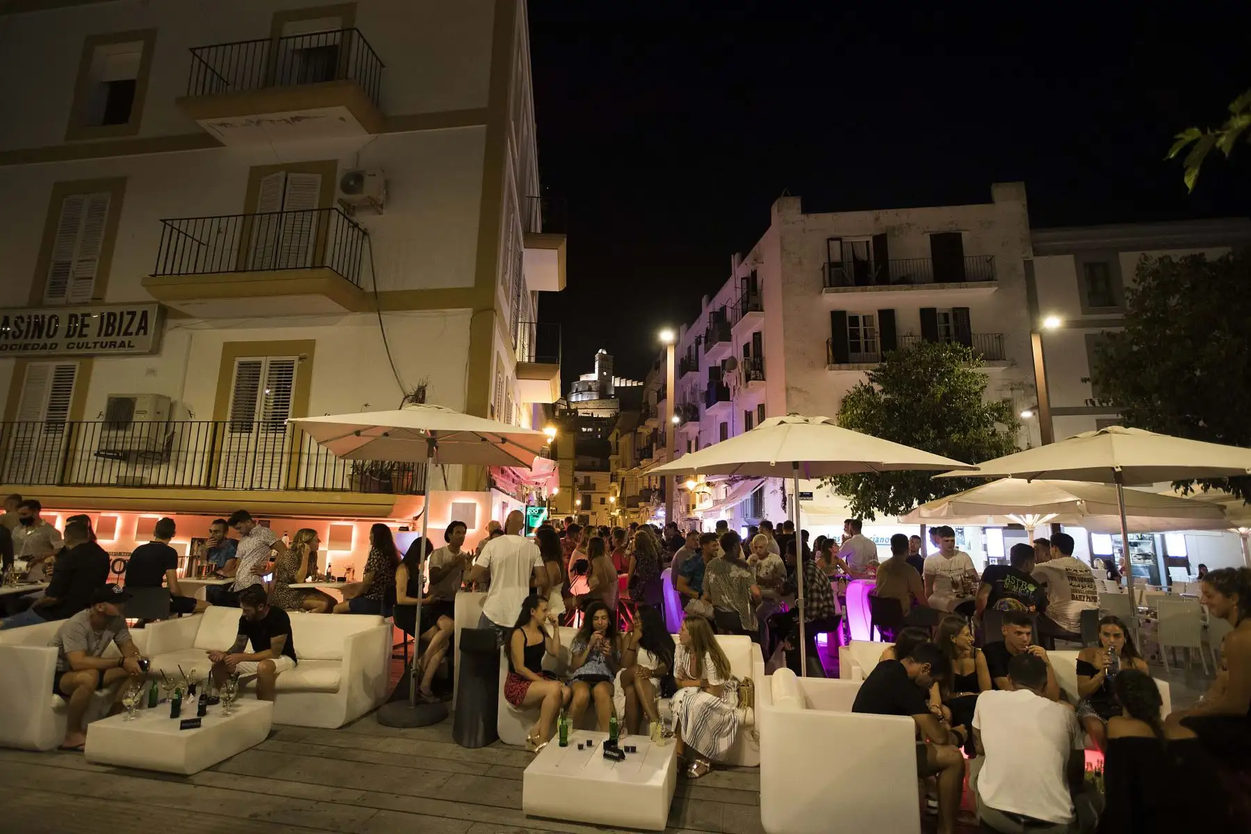 Un considerable número de personas se reúne en la terraza de un bar en el puerto de Ibiza, España, el 31 de julio, pese a incrementos de casos por coronavirus. Foto: AFP