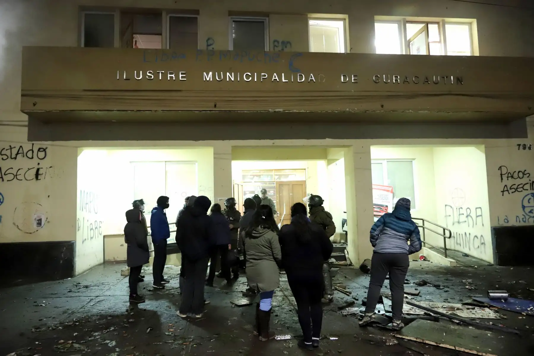 Vista del municipio de Curacautín después de que fue destruido anoche durante las protestas en la región de la Araucanía, sur de Chile. Foto: AFP
