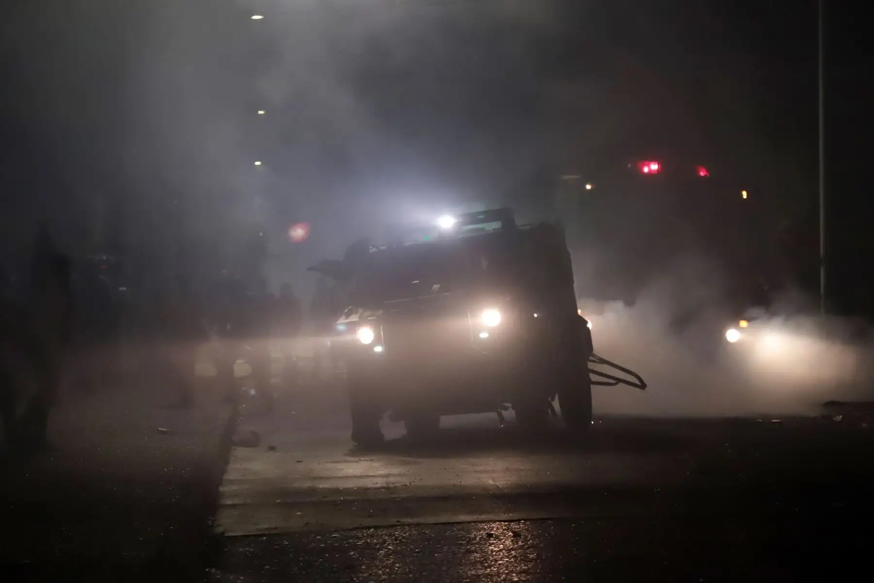 Un vehículo policial intenta dispersar a los manifestantes fuera del municipio de Curacautín después de que fuera destruido durante las protestas en la región de la Araucanía, sur de Chile. Foto: AFP