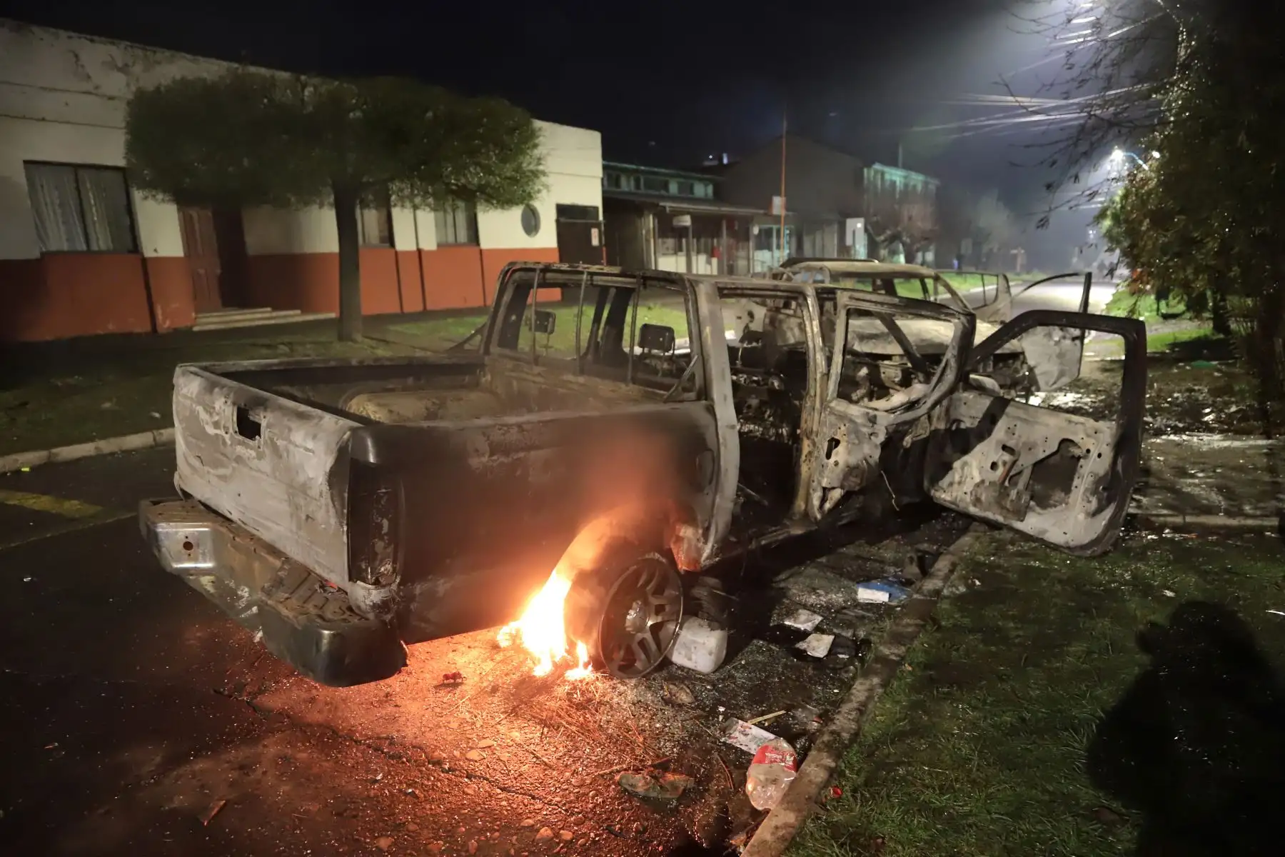 Vehículos quemados fuera del municipio de Curacautín después durante las protestas en la región de la Araucanía, sur de Chile. Foto: AFP