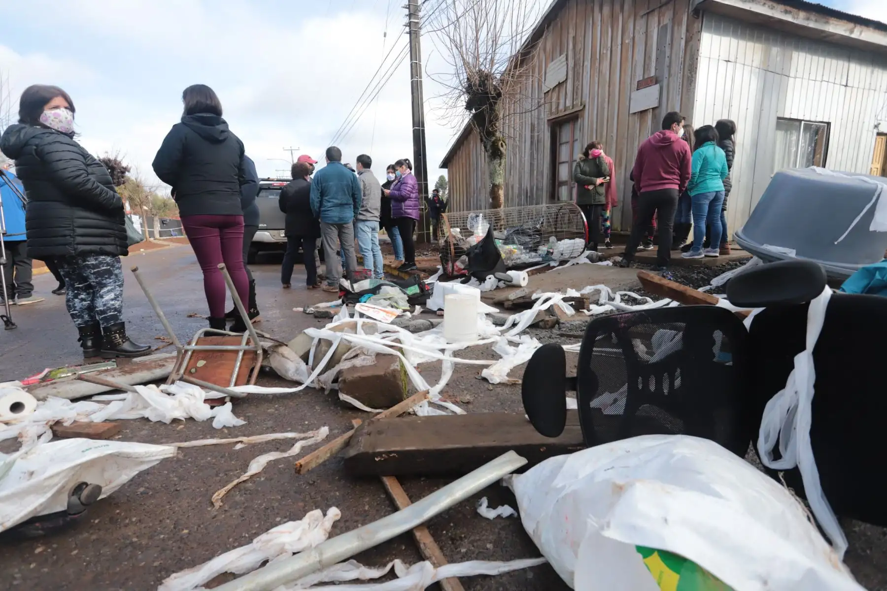 Un grupo de vecinos observan los daños frente al municipio de Ercilla, región de la Araucanía, sur de Chile después de que fue destruido durante las protestas. Foto: AFP