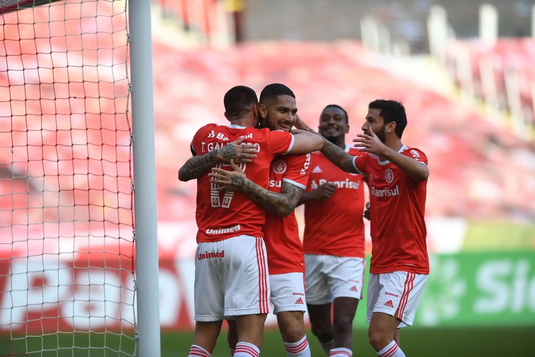 Paolo Guerrero celebra luego de anotar el 3-0 para el Internacional. Foto: @SCInternacional