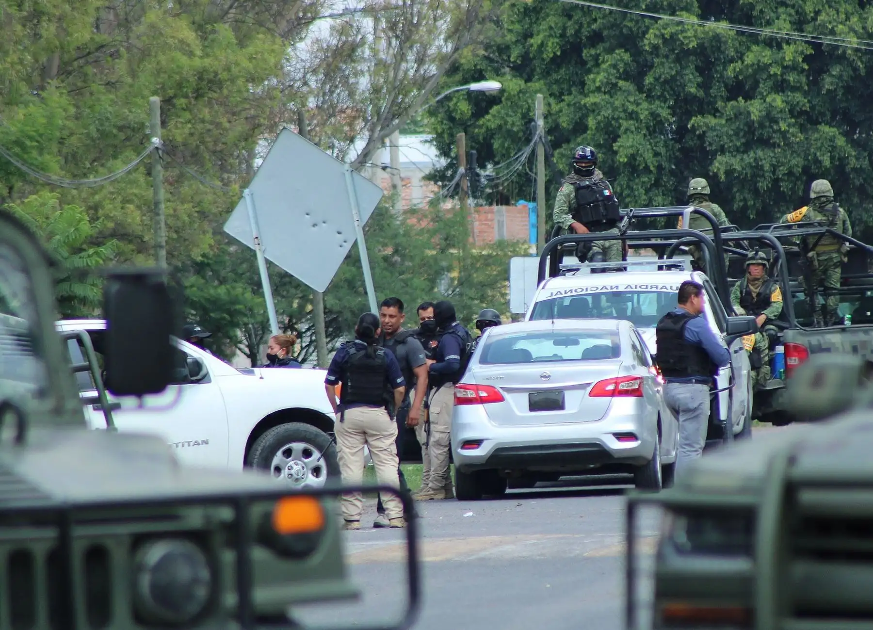 Elementos del Ejercito Mexicano y policías ministeriales arrestado este domingo al líder del poderoso Cártel Santa Rosa de Lima, José Antonio Yépez Ortiz "El Marro", también fueron detenidos ocho colaboradores y se liberó a una empresaria que había sido secuestrada, informó la Secretaría de la Defensa de México. Foto: EFE