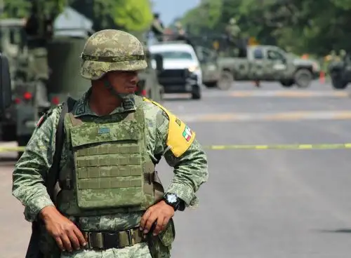 Elementos del Ejercito Mexicano y policías ministeriales arrestado este domingo al líder del poderoso Cártel Santa Rosa de Lima, José Antonio Yépez Ortiz "El Marro", también fueron detenidos ocho colaboradores y se liberó a una empresaria que había sido secuestrada, informó la Secretaría de la Defensa de México. Foto: EFE